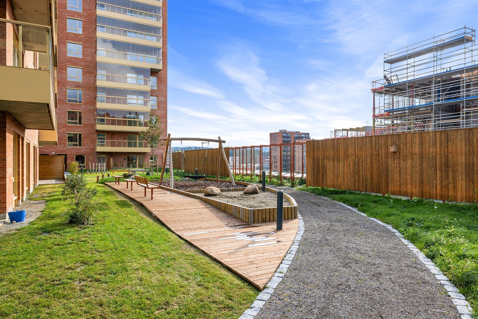 Flott gårdsrom med grønne beplantninger, sittegrupper og god plass til å nyte fine dager utendørs. Galleribilde