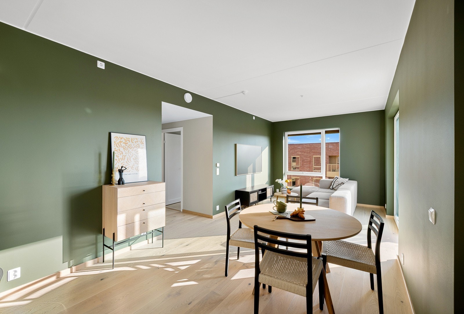 Stuen byr på plass til både sofagruppe og spiseplass Galleribilde