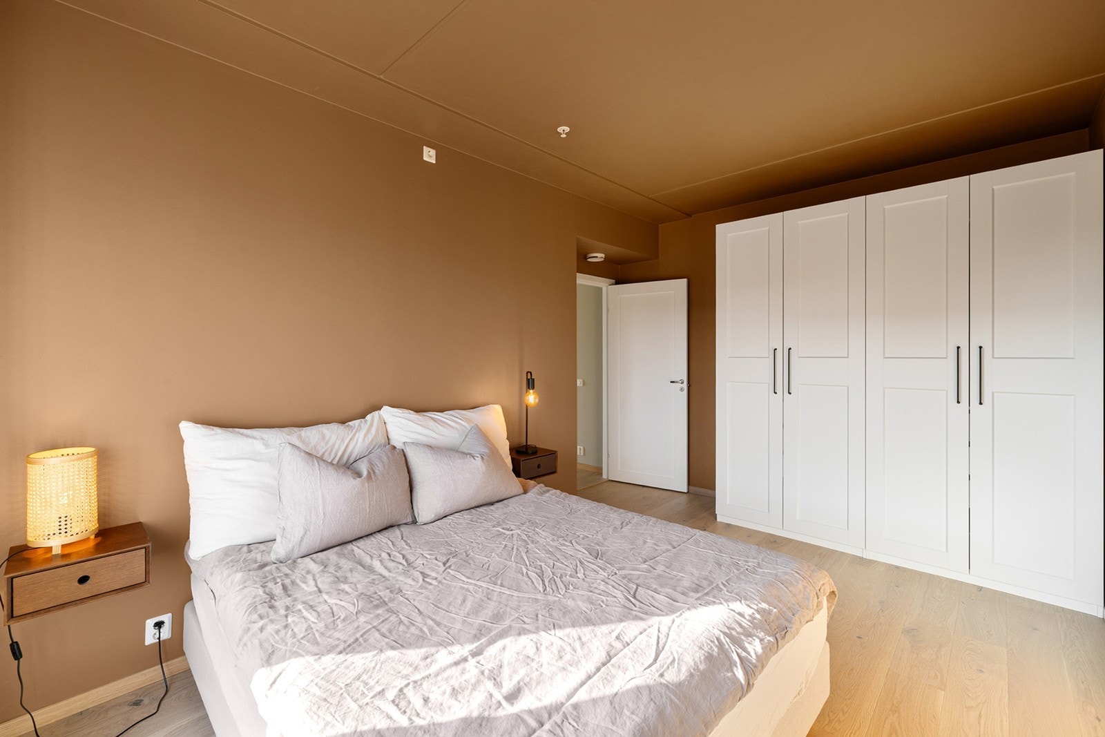 Soverom 1 med store vinduer som gir et naturlig lys inn på soverommet, og fantastisk utsikt fra senga og utover idrettsanlegget. Galleribilde