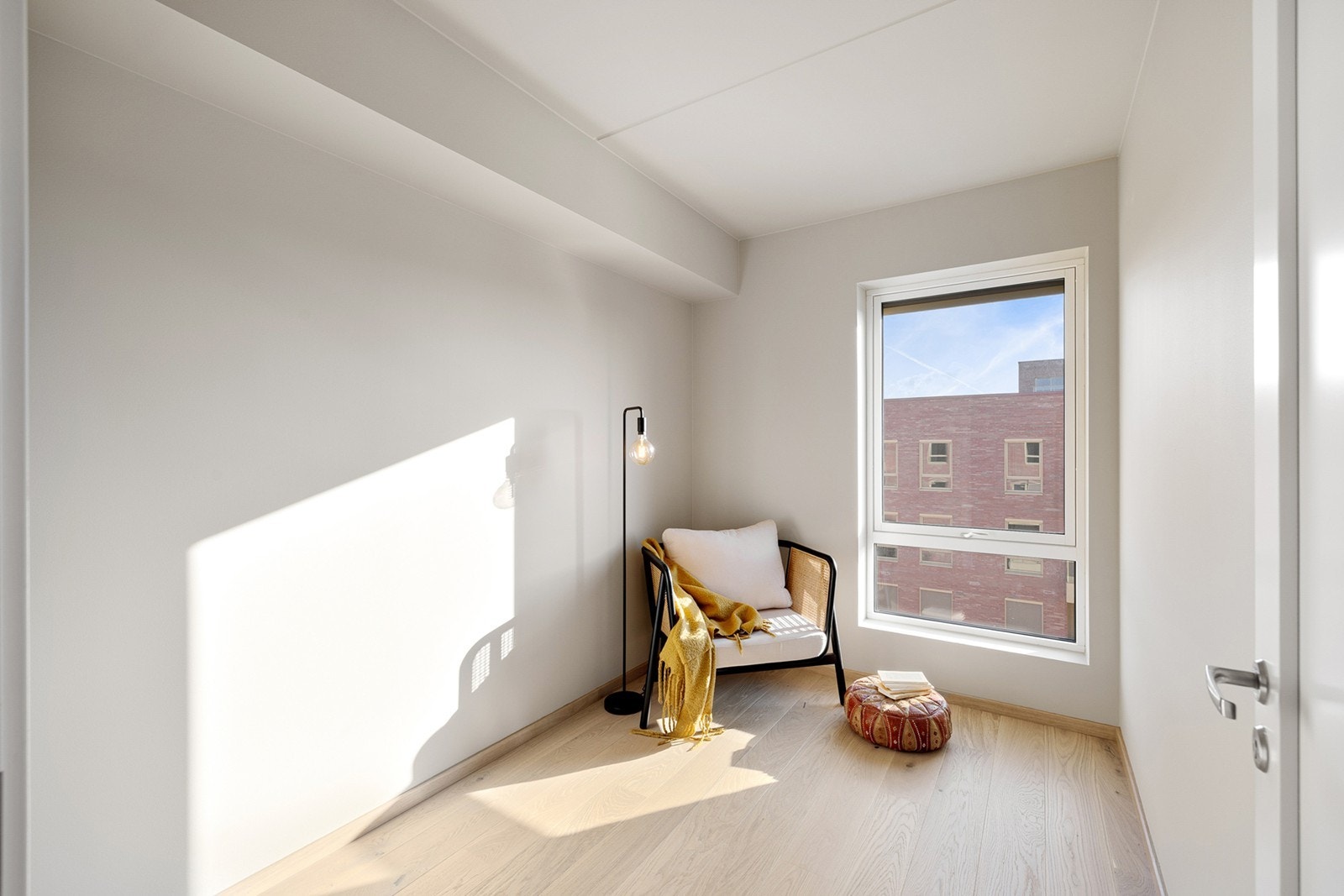 Soverom 3 med god plass til både seng og garderobeskap. Store vinduer som gir et naturlig lys inn i rommet, samt utsikt! Galleribilde