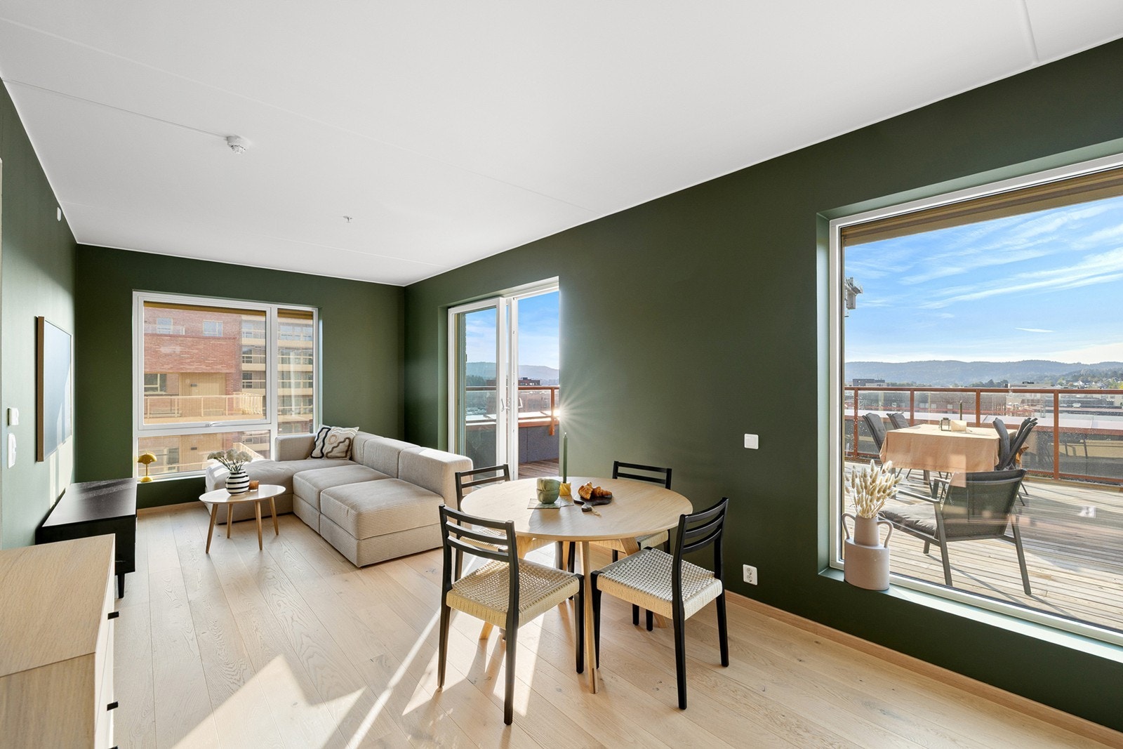 Innvendig er det god takhøyde som gir en romslig og luftig følelse. Galleribilde