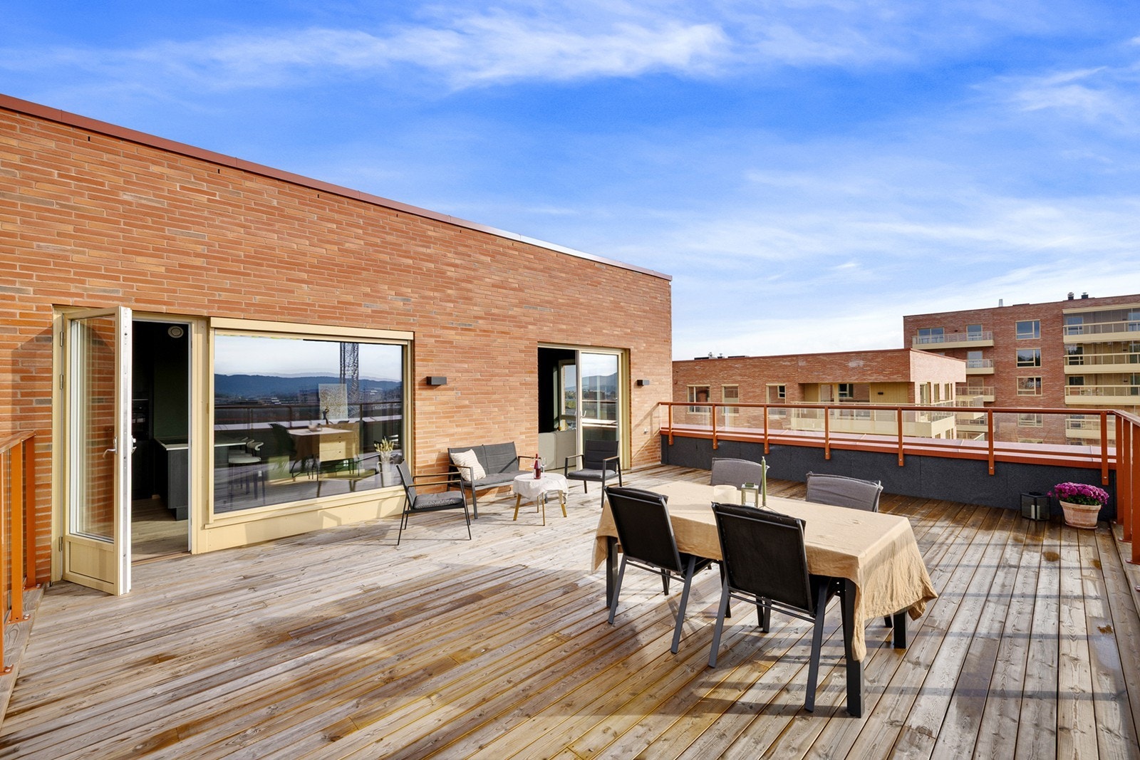 Velkommen til visning i Idrettsgata 18. En lys og moderne 4-roms toppleilighet fra 2025 med privat takterrasse og garasjeplass. Galleribilde