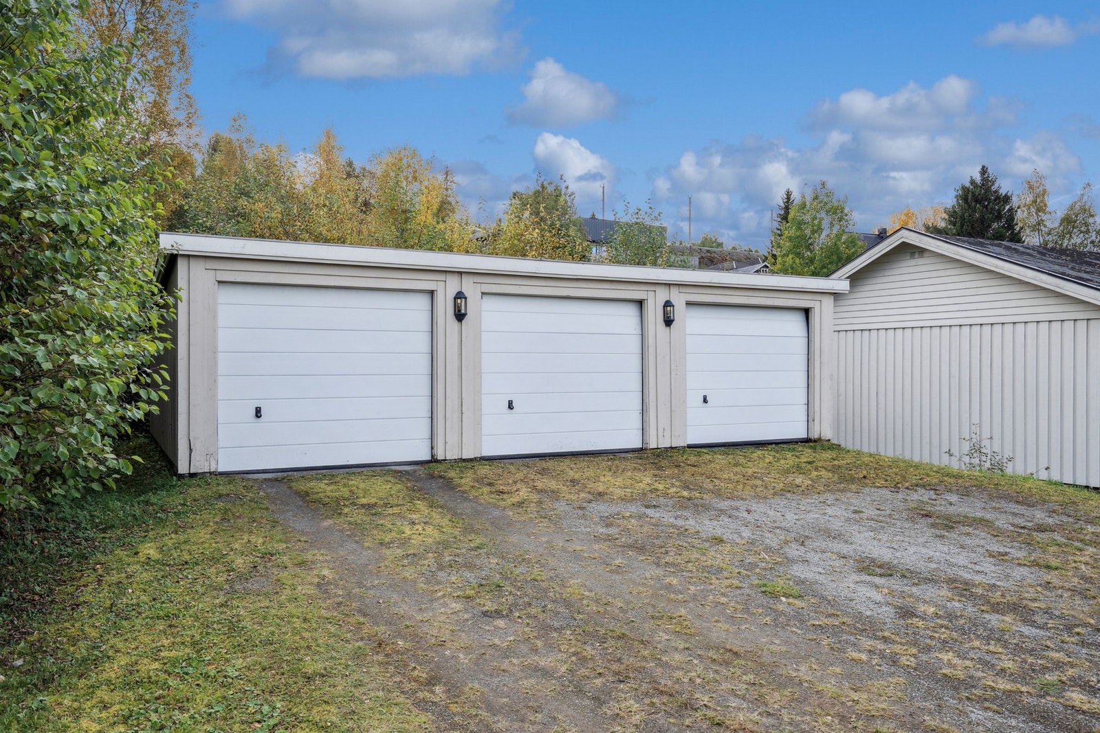Trippelgarasje som hører til eiendommen Galleribilde