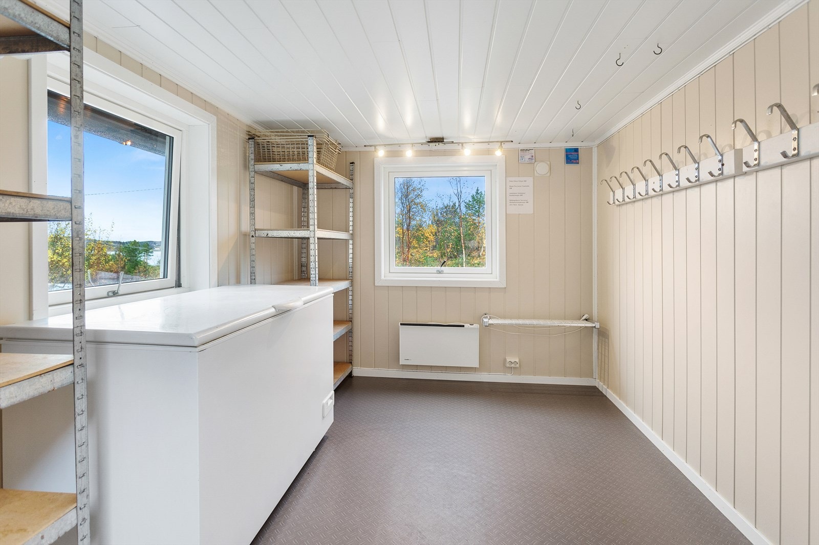 Innvendig har boden praktiske hyller og kroker for effektiv oppbevaring, med vinduer
som gir naturlig lys. Galleribilde