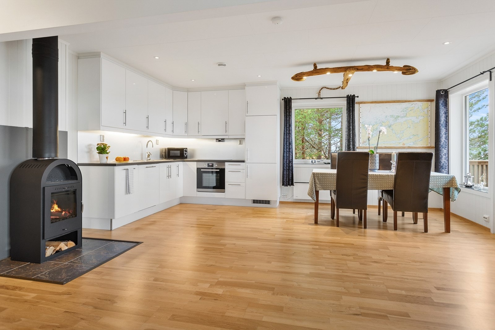 Vedovn plassert i stue/kjøkken gir god varme til oppholdsrommet Galleribilde