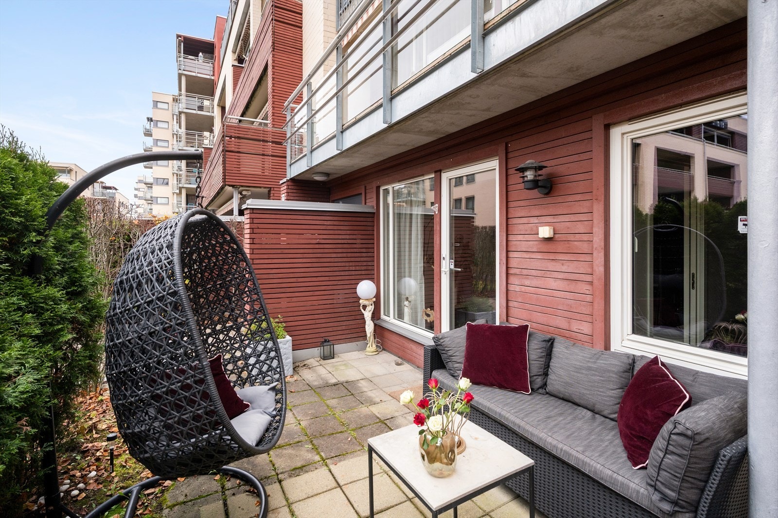 En hekk omkranser deler av terrassen og gir en naturlig skjerming mot innsyn. Galleribilde