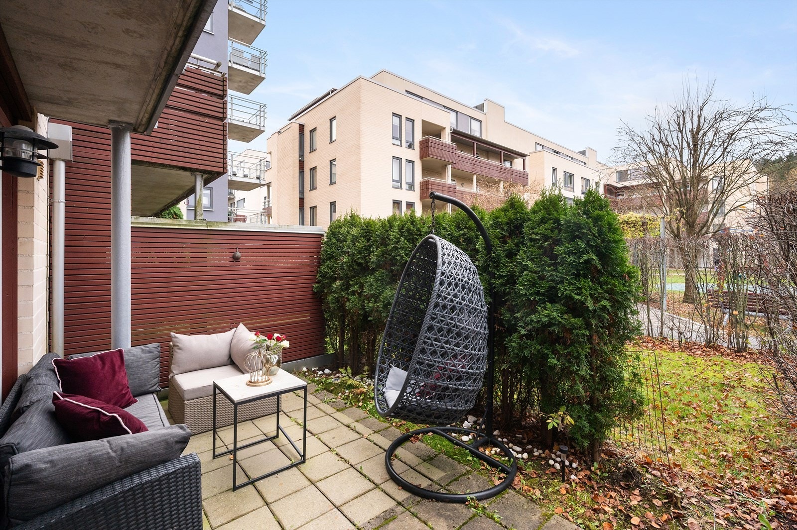 Stor og hyggelig markterrasse på hele 12 kvm. Her er det god plass til både utemøblement, grill og frodig beplantning som skaper en lun og privat uteplass. Galleribilde