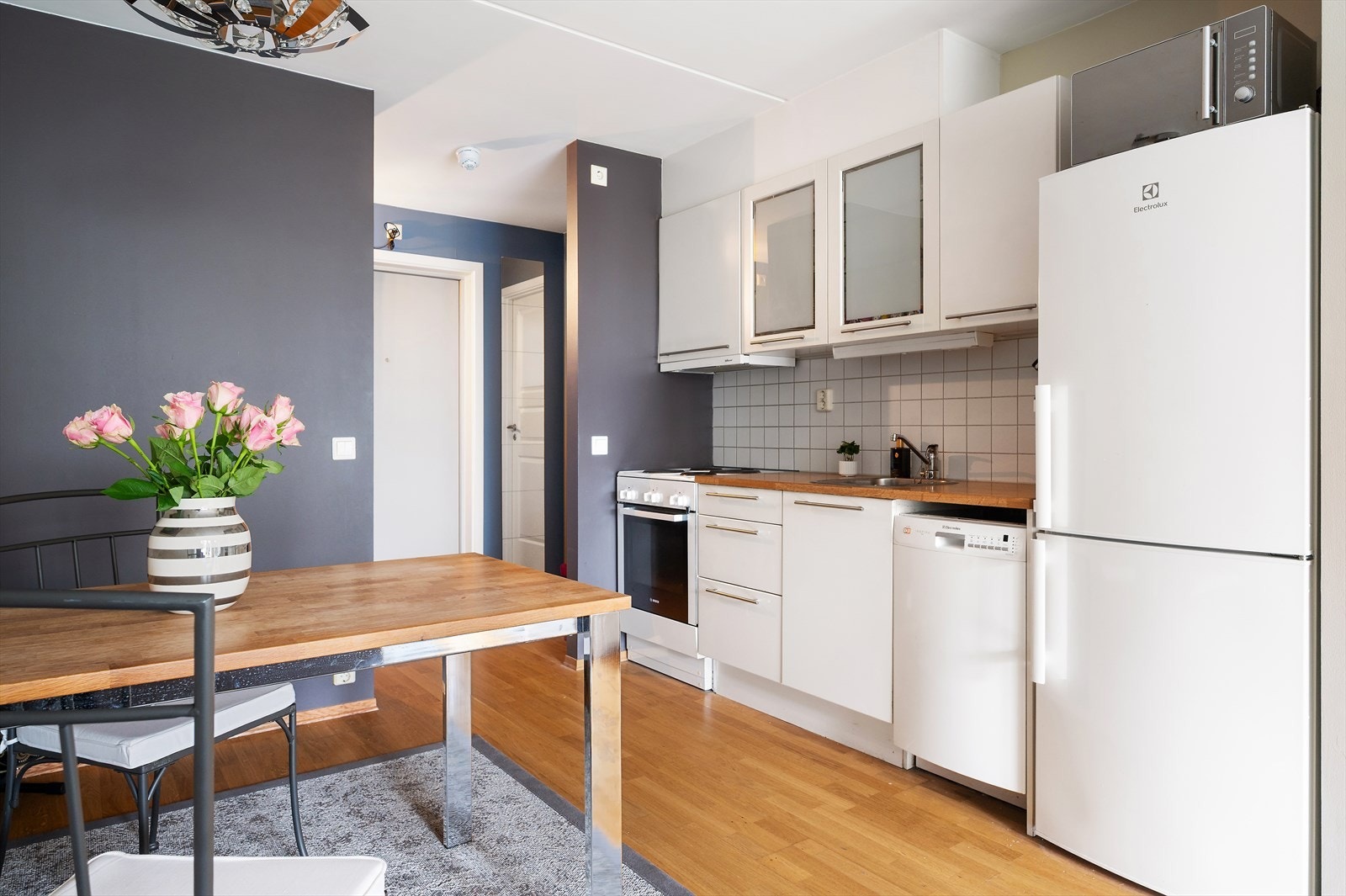 Kjøkkenet ligger i en delvis åpen løsning mot stuen, noe som gir en luftig og sosial romfølelse. I Galleribilde