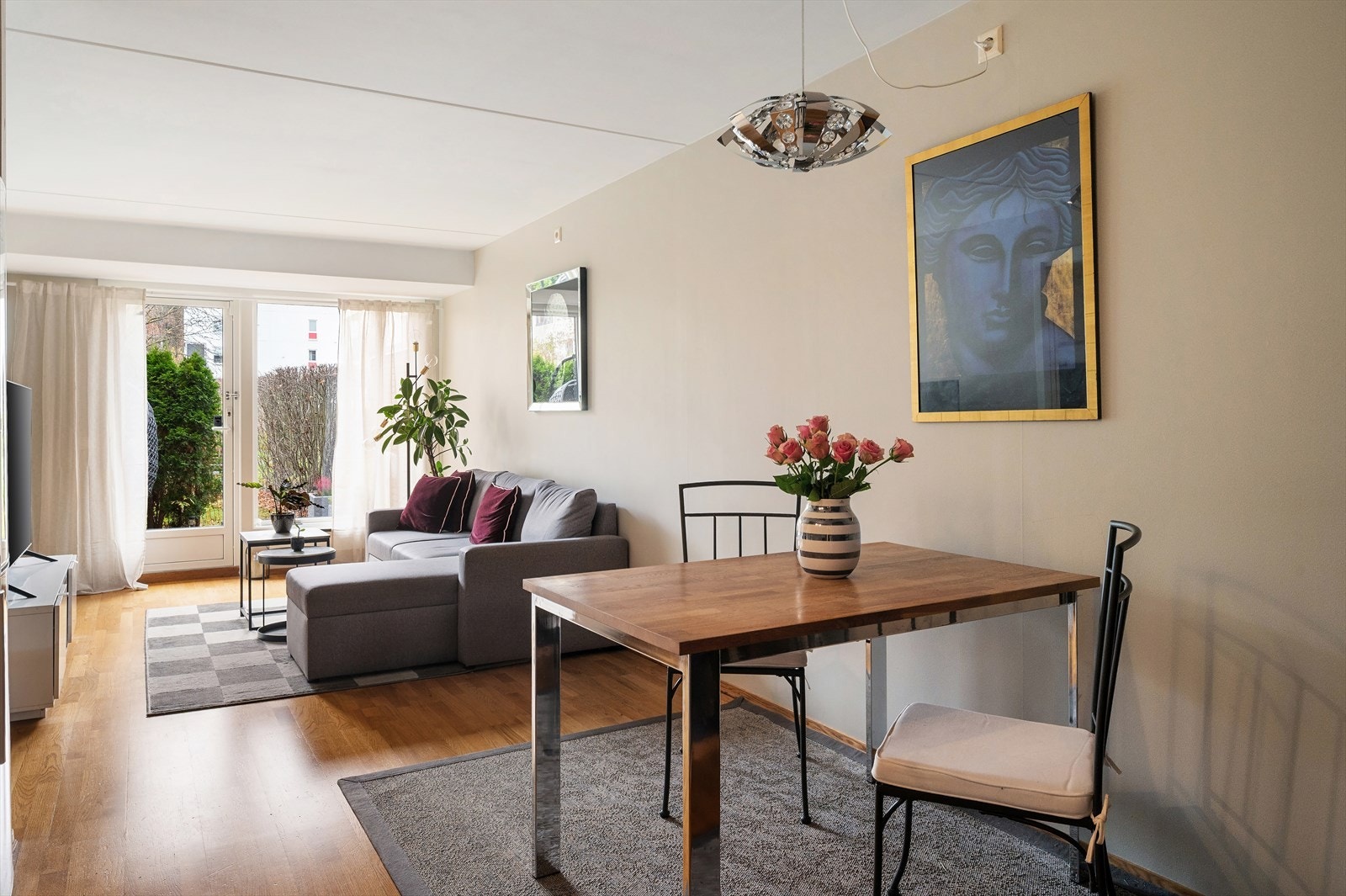 Lys og luftig stue med store vindusflater som slipper inn rikelig med naturlig lys og skaper en behagelig atmosfære. Galleribilde