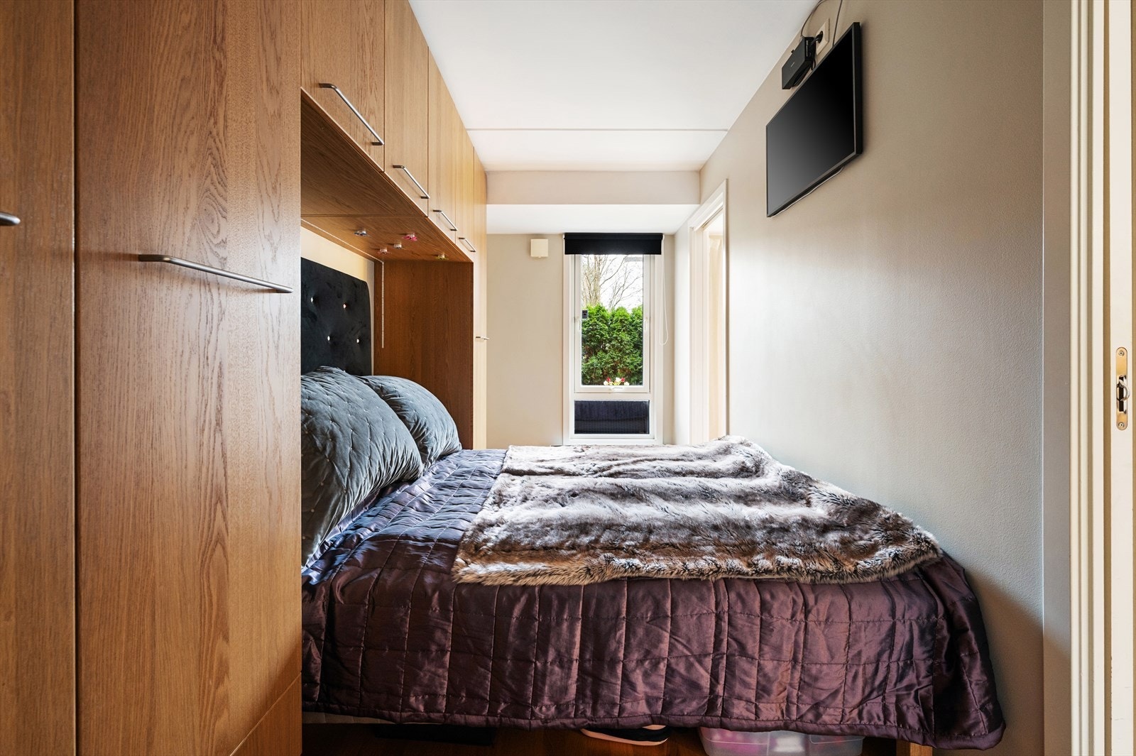 Romslig og innbydende hovedsoverom med god plass til dobbeltseng. Galleribilde