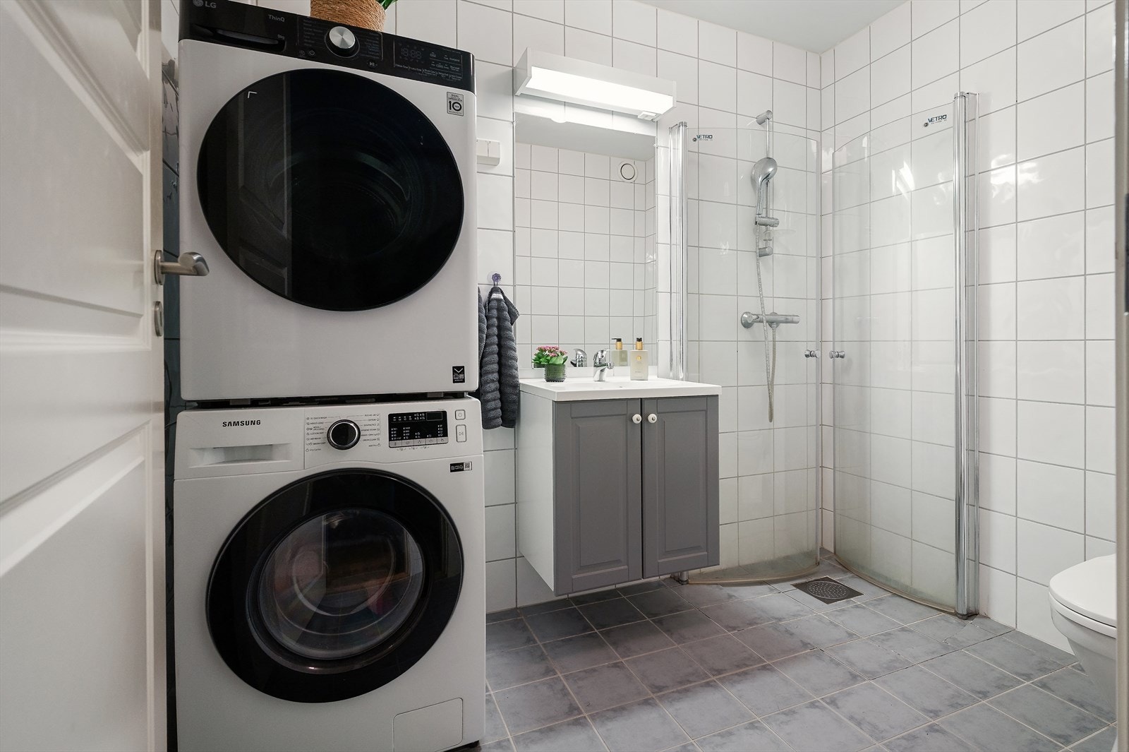 Badet har også plass til vaskemaskin og tørketrommel. Galleribilde