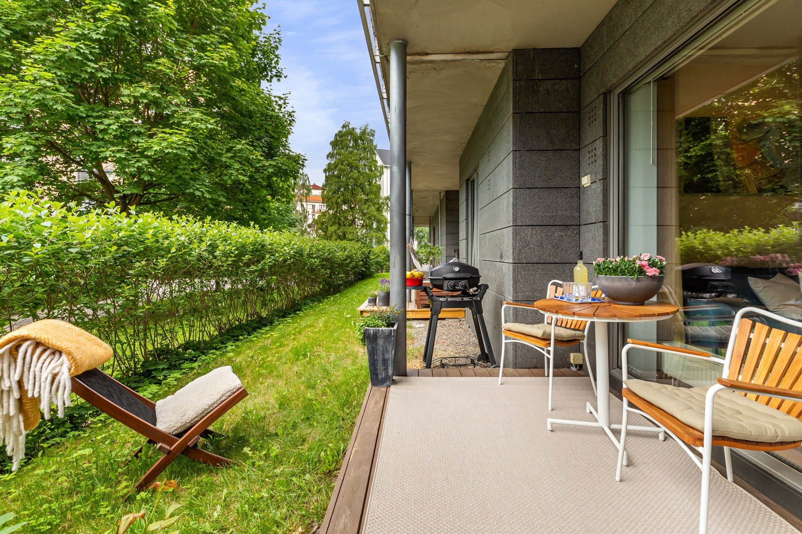 Terrassen fungerer som en forlengelse av leiligheten og er et flott fristed Galleribilde