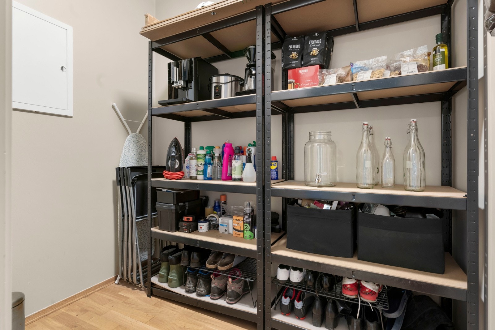 Praktisk, innvendig bod på 3,2m² i tillegg disponerer leiligheten en romslig bod på ca. 5m² Galleribilde