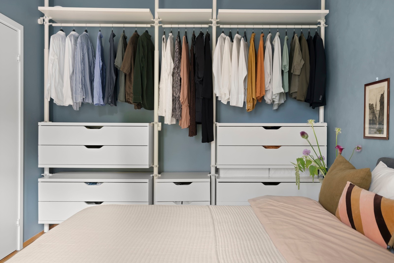 Stor garderobeløsning, hvor man også kan gjøre sine egne tilpasninger Galleribilde