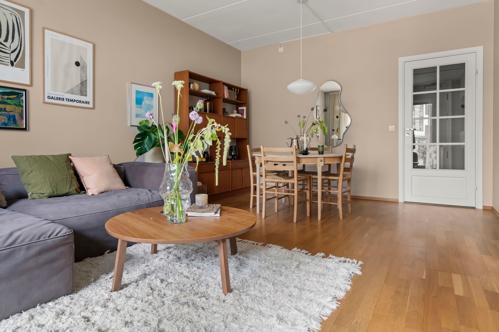 Selgers ord: "Leiligheten skiller seg virkelig ut med sin unike kombinasjon av skjermet, grønn beliggenhet og urban nærhet" Galleribilde