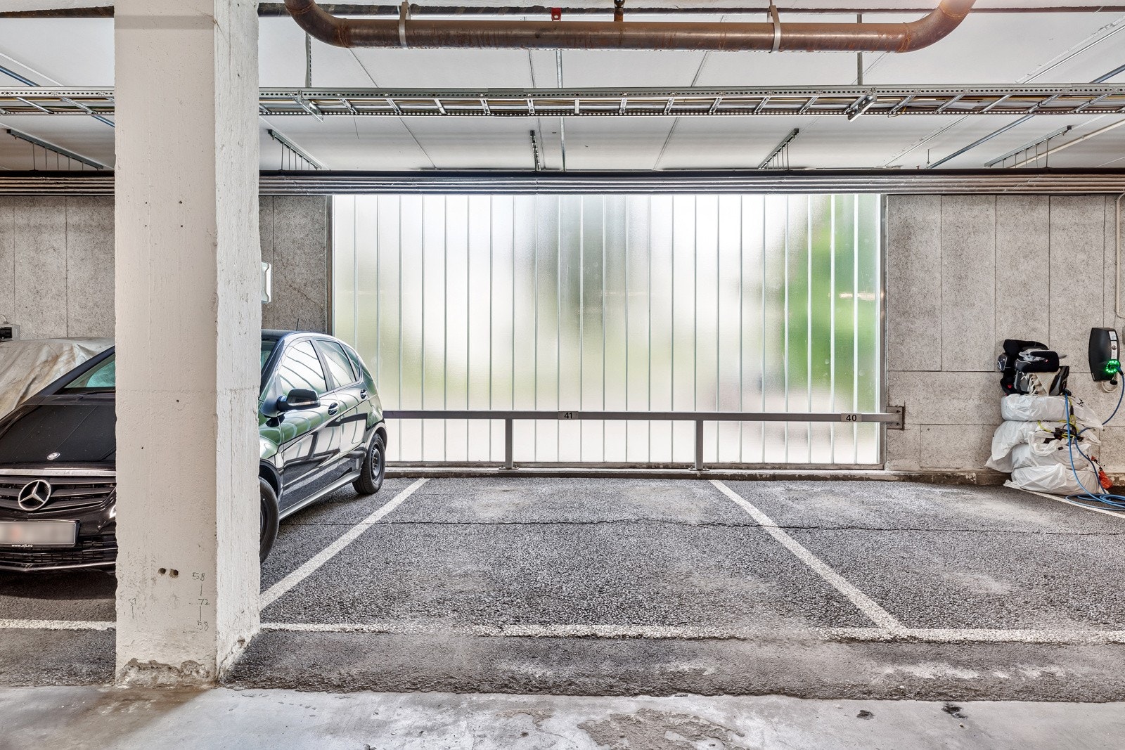 Det er garasjeanlegg tilknyttet leilighetskomplekset. Det kommer jevnlig mulighet for kjøp eller leie av plass m/u el-billader. Selger informerer om at det per tid mulighet for leie av en garasjeplass fra desember 2025. Galleribilde
