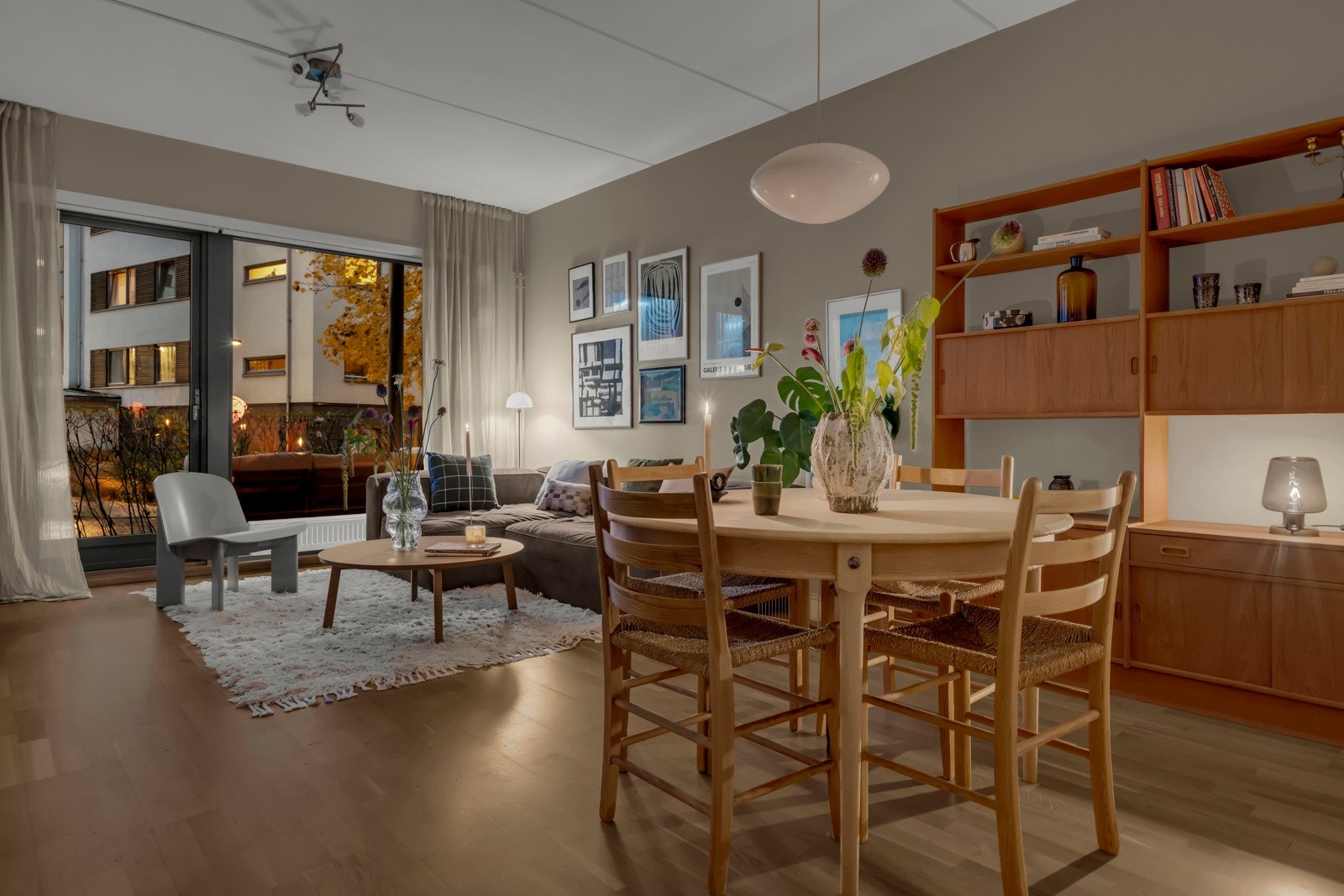 God plass til å innrede stuen etter ønske og behov Galleribilde