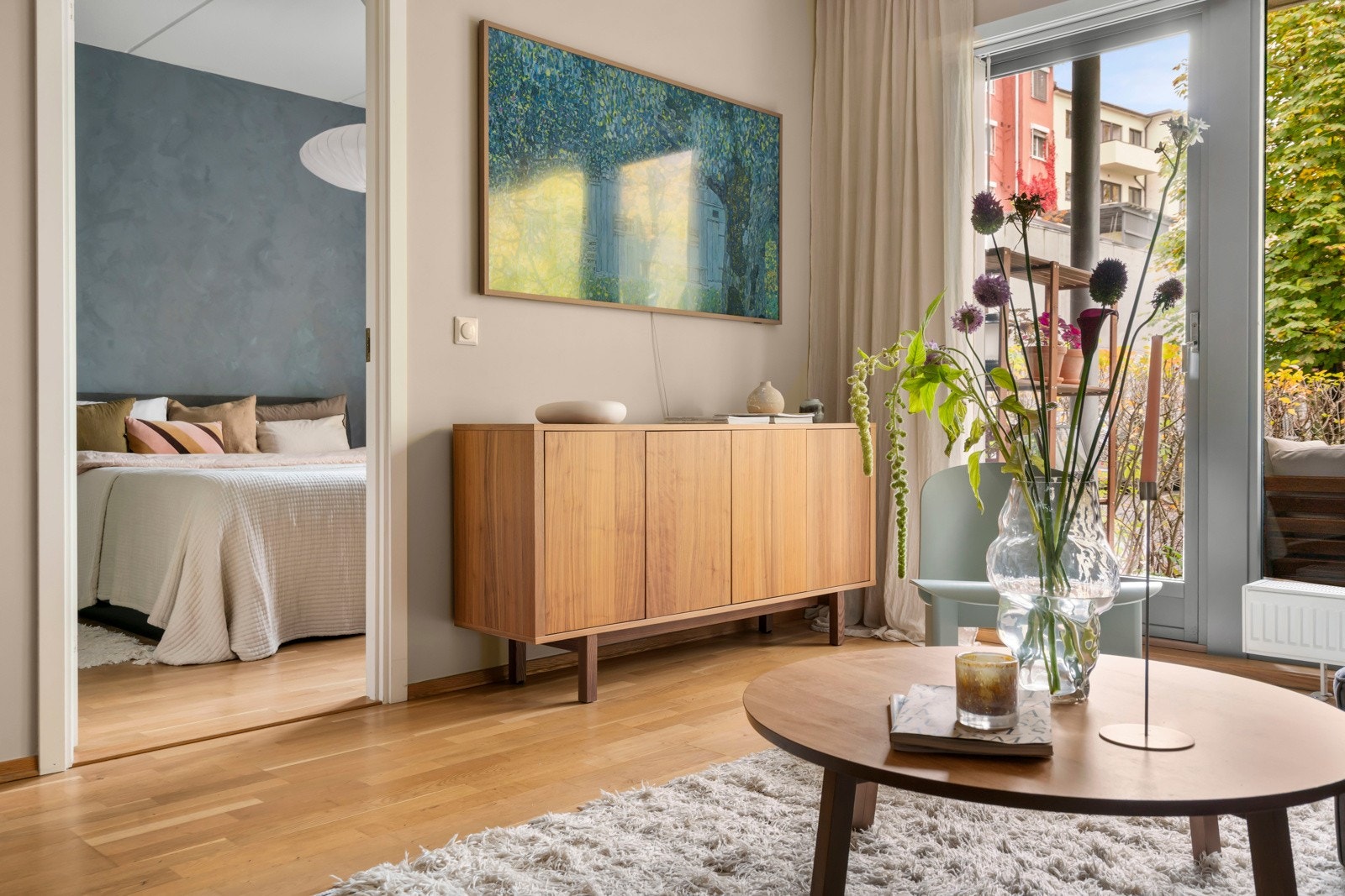 Hele stueområdet preges av de store vinduene, lysinnslippet og generøs takhøyde på 2,72 meter Galleribilde