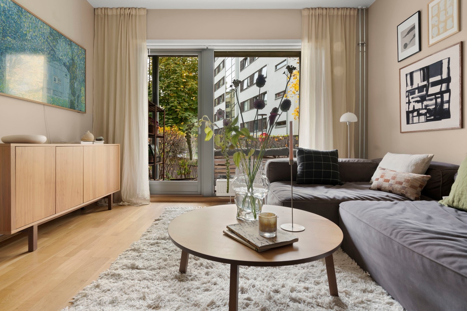 Verdt å merke seg er den generøse takhøyden på over 2,7 meter, det gode lysforholdet og de store vinduene Galleribilde