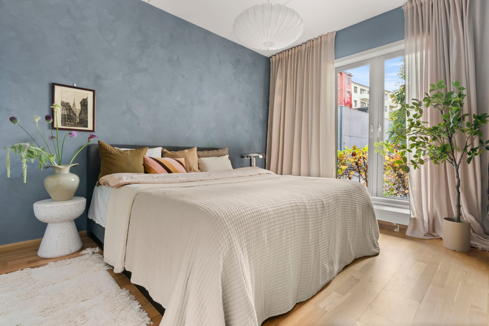 Lyst og generøst soverom Galleribilde