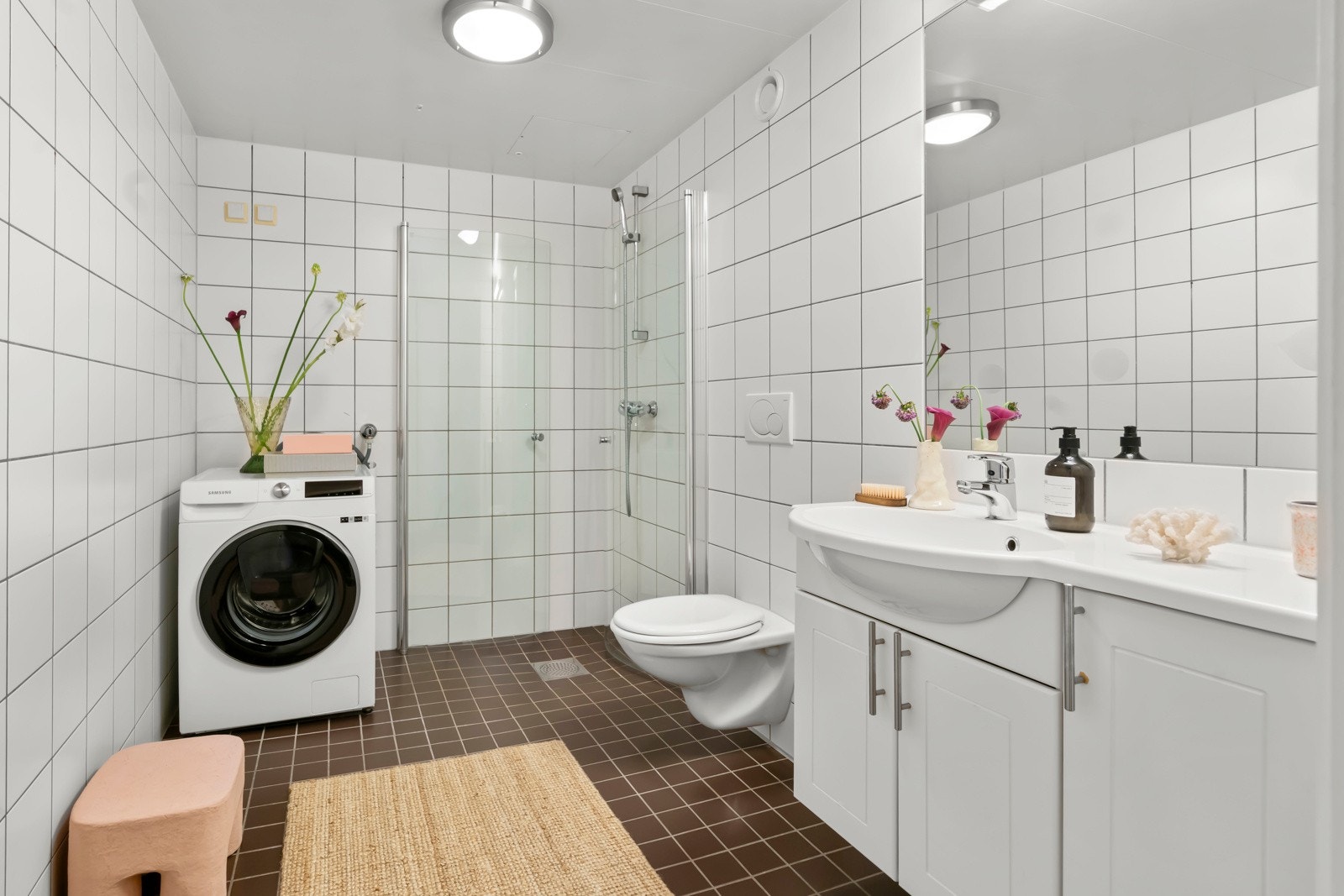 Pent baderom av god størrelse. Verdt å merke seg er at det er mekanisk avtrekk som sørger for god ventilering av våtrommet Galleribilde