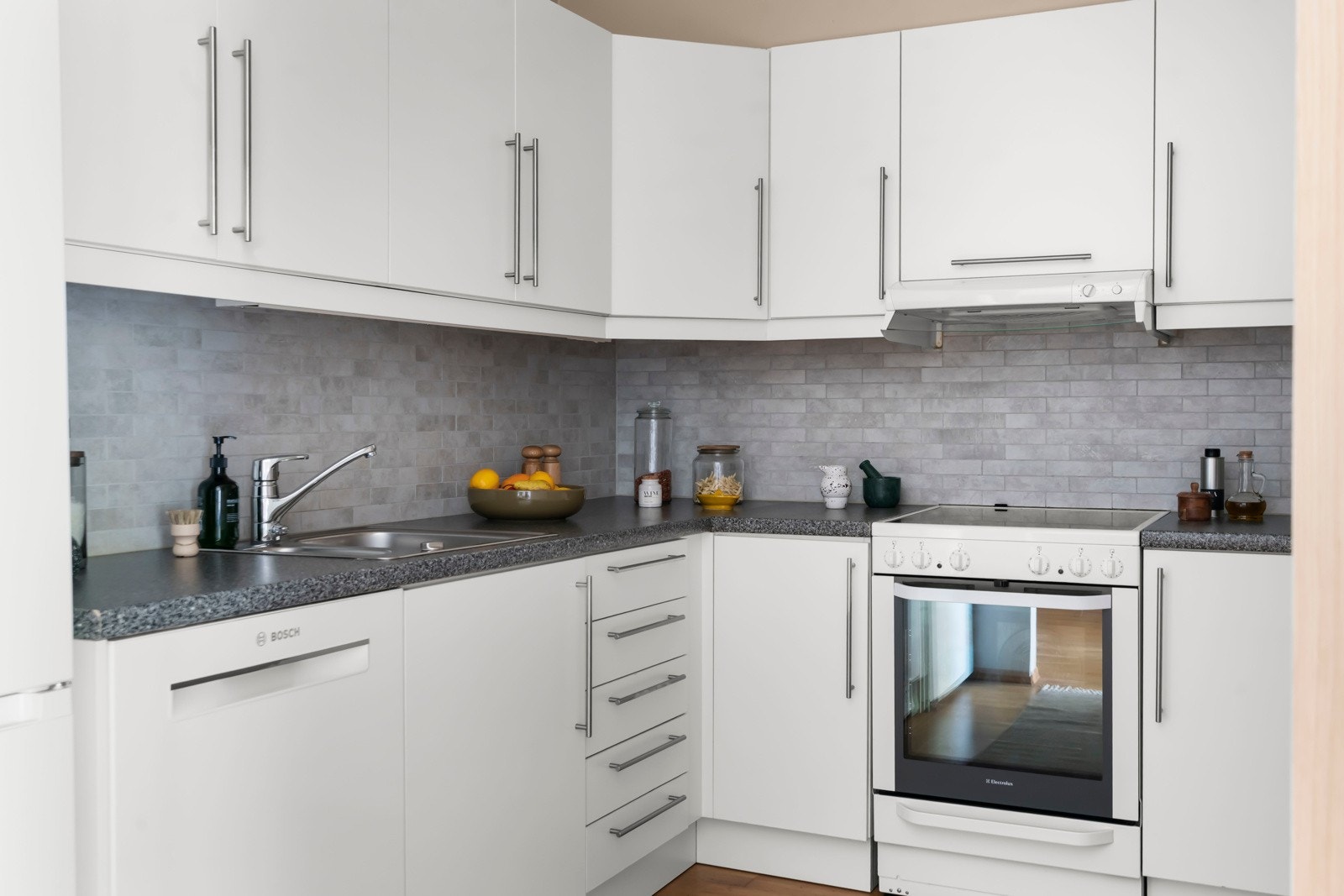 Smart løsning hvor kjøkkenet ligger i en "L", med god plass til et stort spisebord ved siden av Galleribilde