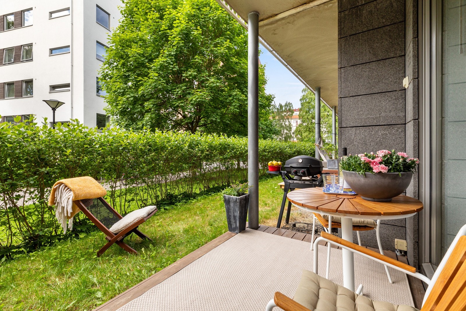 Solrik orientering mot syd og god plass til ønsket utemøblement og grill - Grønt og skjermet under sommerhalvåret Galleribilde