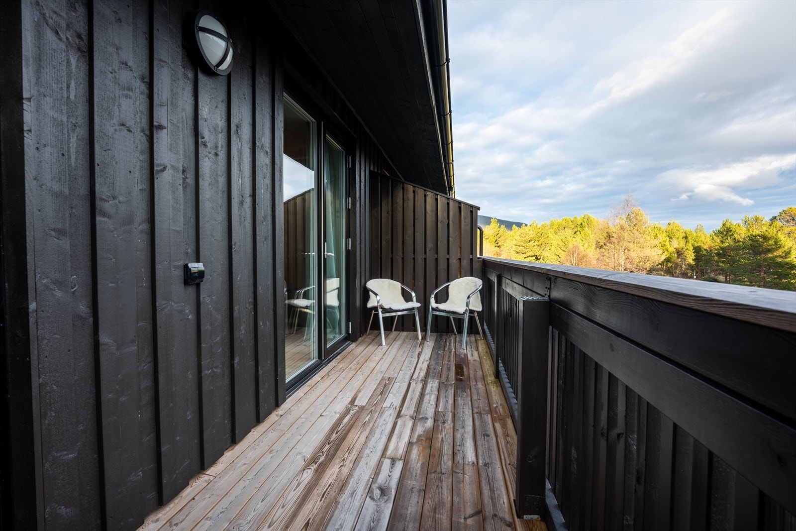 Stor balkong med morgen- og vintersol Galleribilde