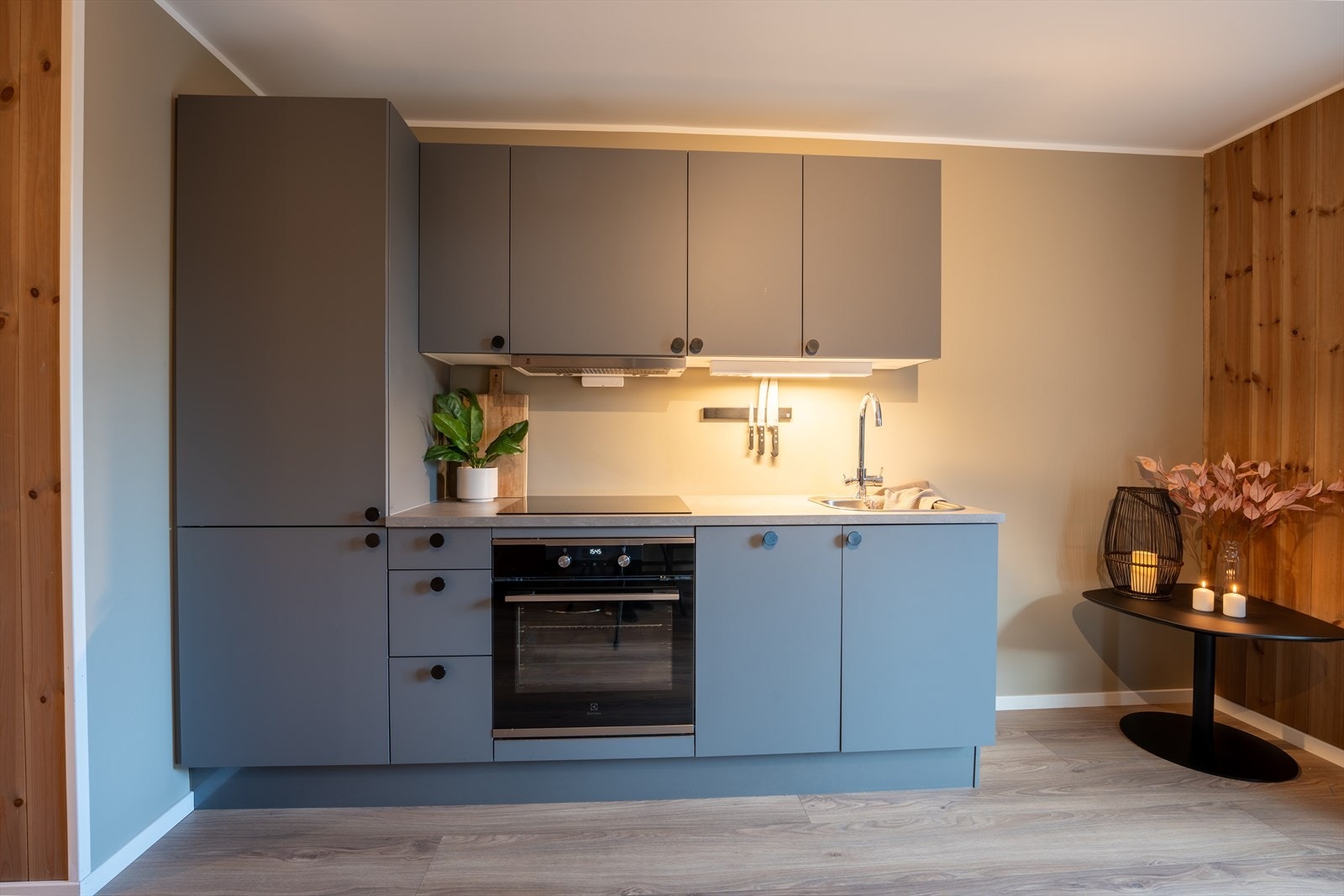 Klassisk og tidløs kjøkkeninnredning med glatte fronter Galleribilde