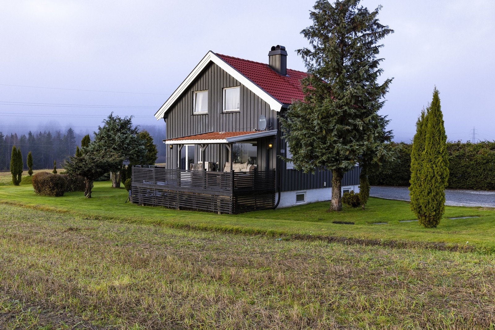I nærområdet finner man Røren barneskole og Hokksund ungdomsskole, noe som gjør området godt tilrettelagt for familier med barn. Galleribilde