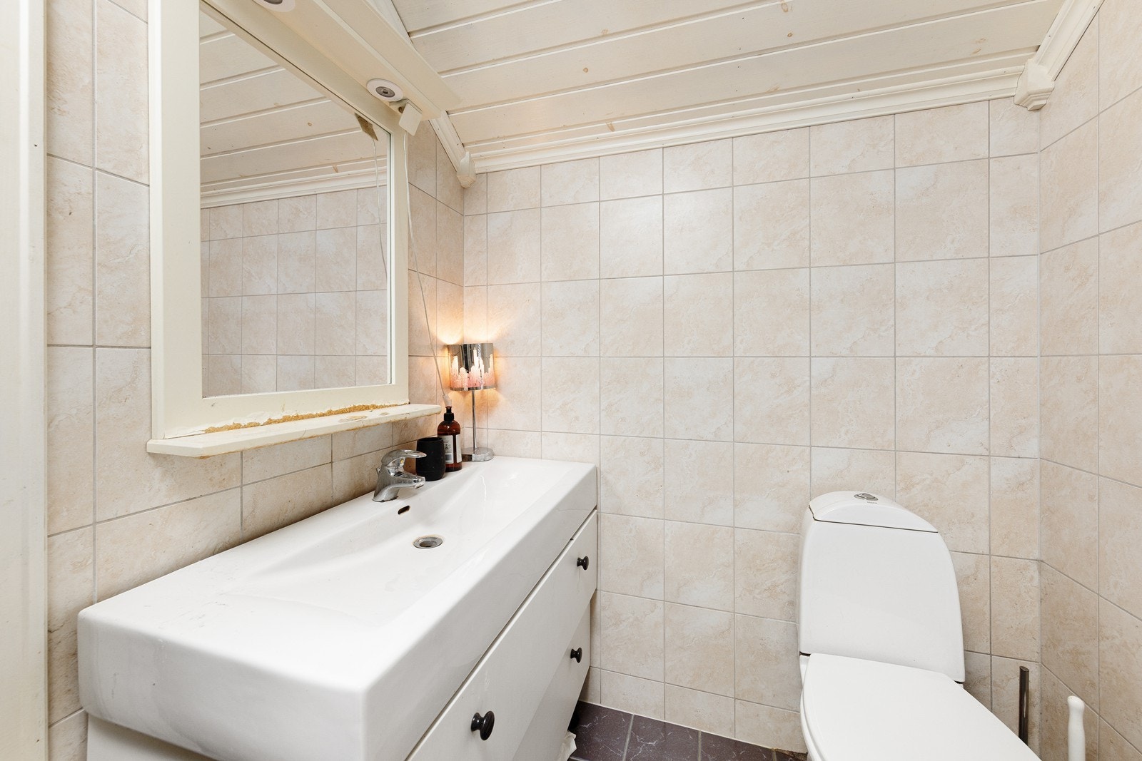 Eldre bad med fliser på vegger og gulv. Galleribilde