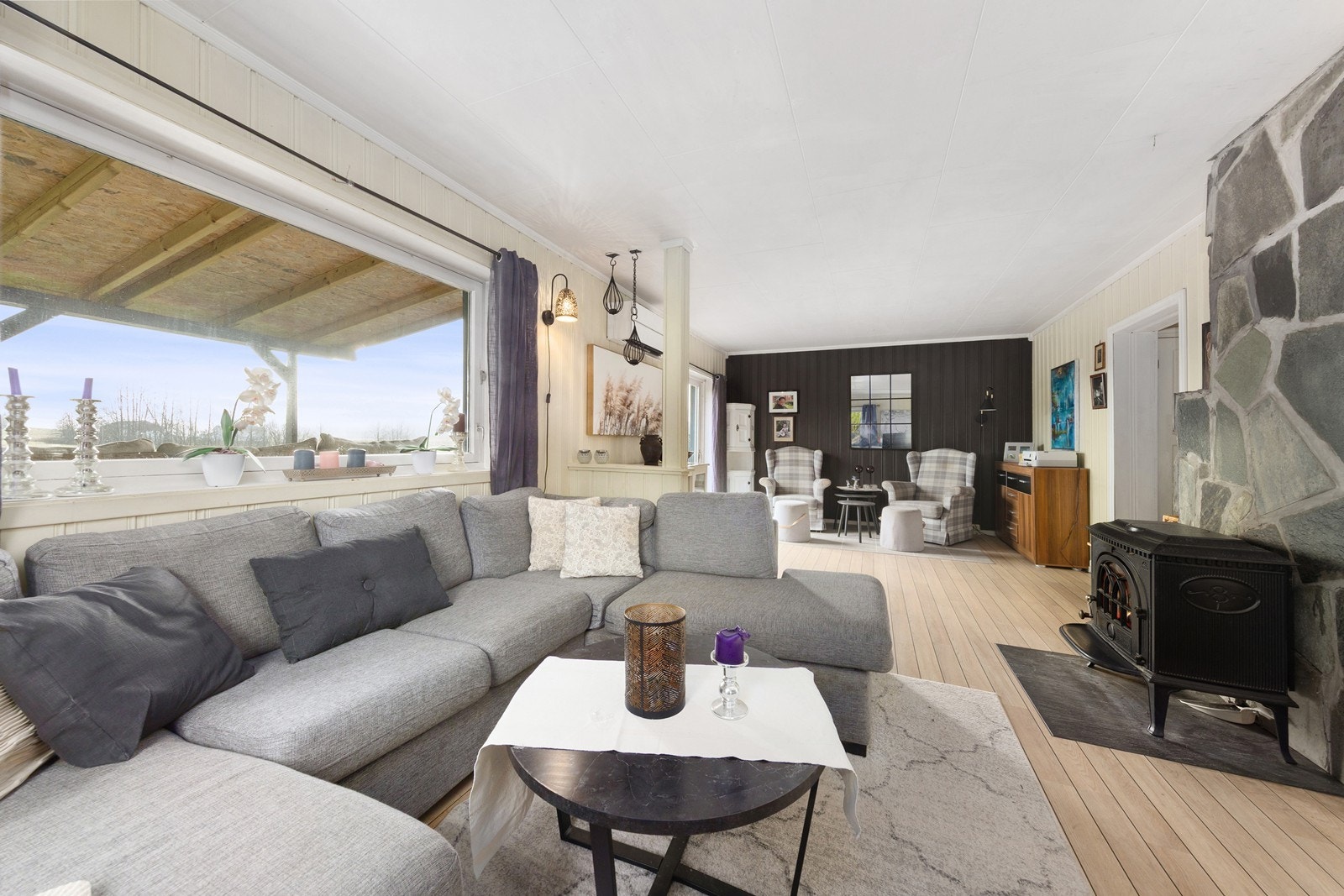 I stuen er det et stort vindu som slipper inn godt med naturlig lys, som gir rommet en luftig og åpen følelse. Galleribilde