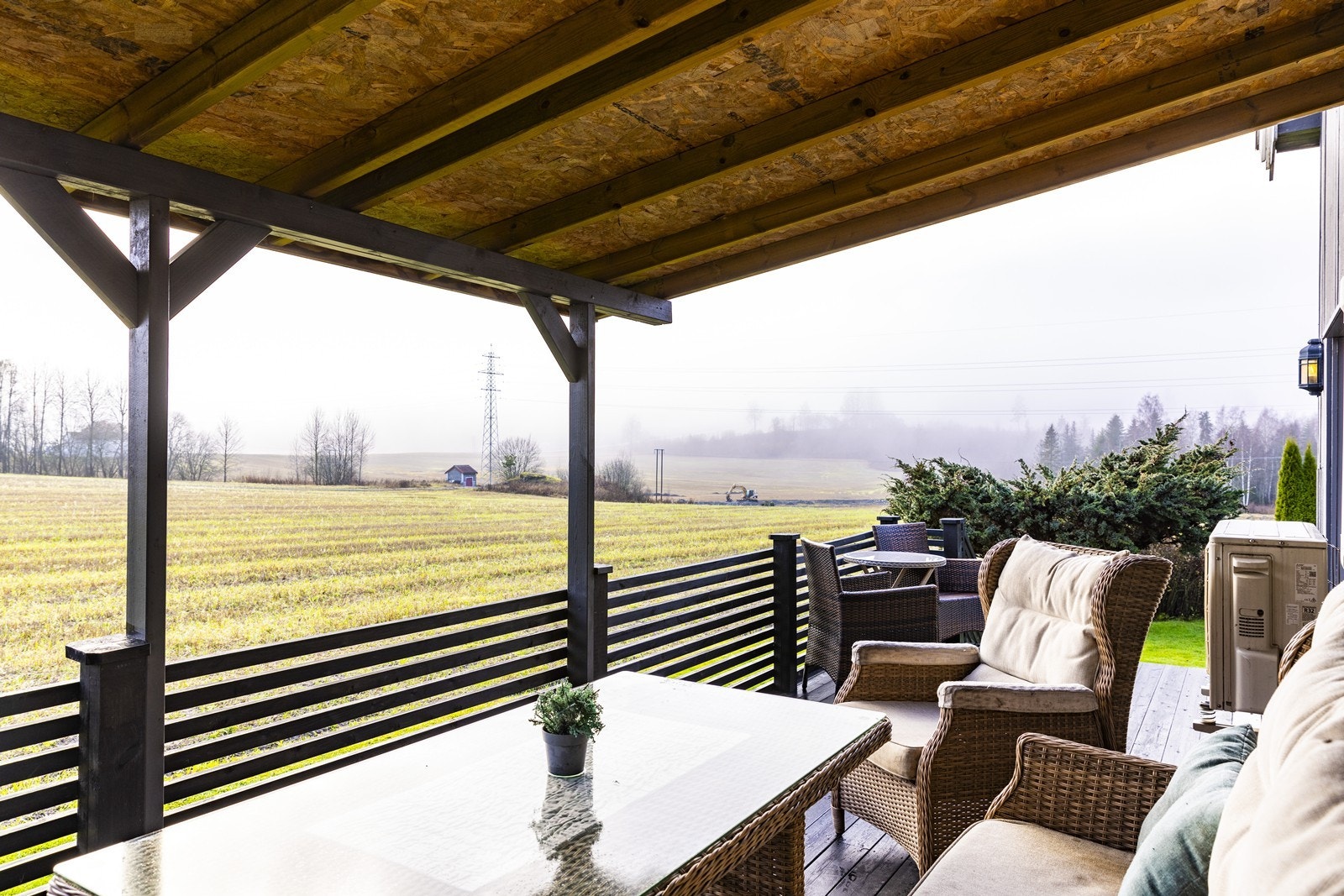 Flott overbygd terrasse med god plass til sittegruppe. Galleribilde