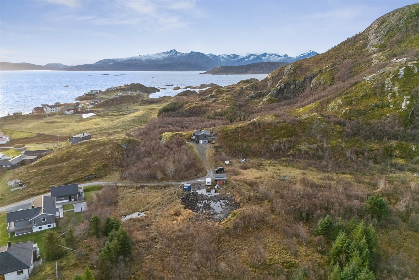 Eiendommen ligger fredelig til i naturskjønne omgivelser med nærhet til fjell og sjø. Galleribilde