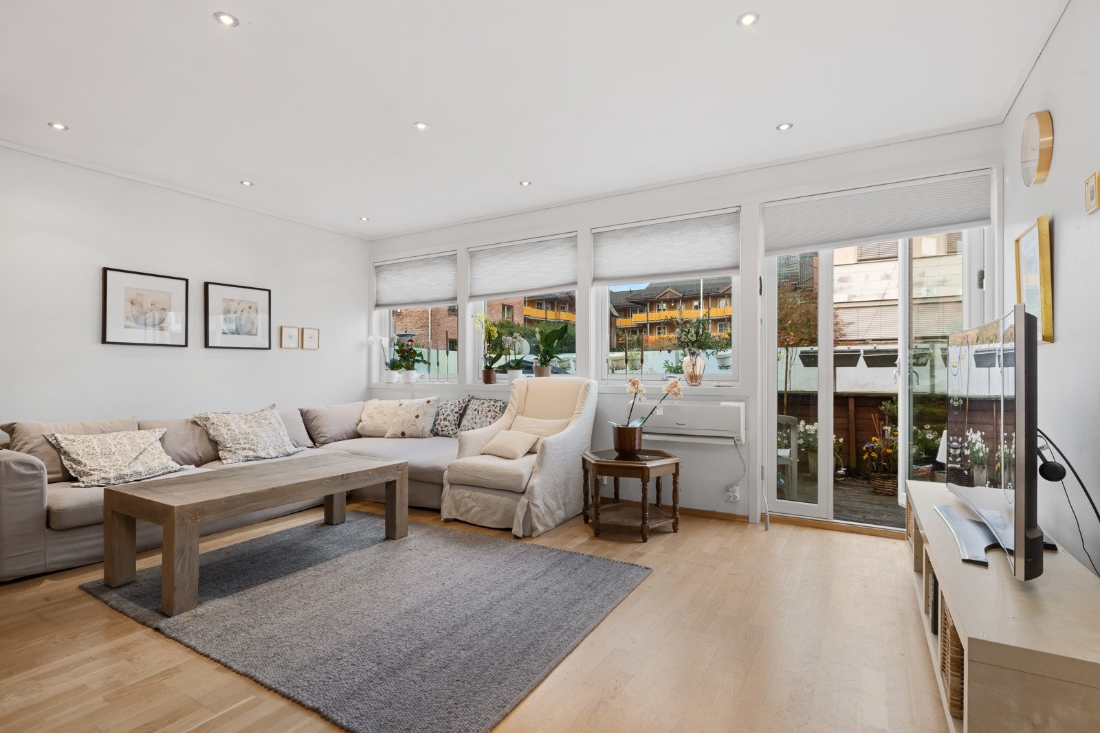 Lys fin stue med utgang til veranda Galleribilde