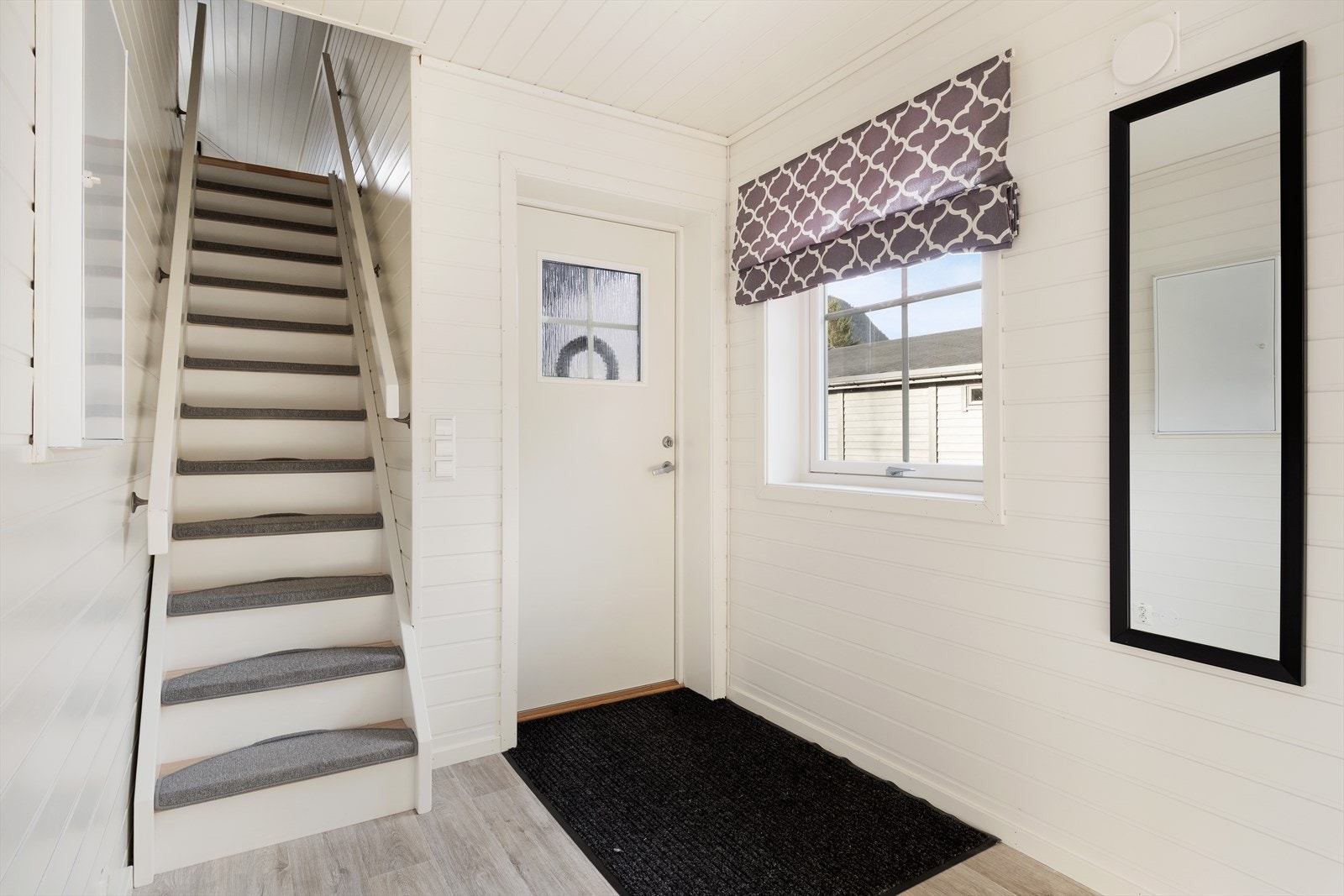 Lyst og triveleg gangareal med trapp opp til hems. Galleribilde