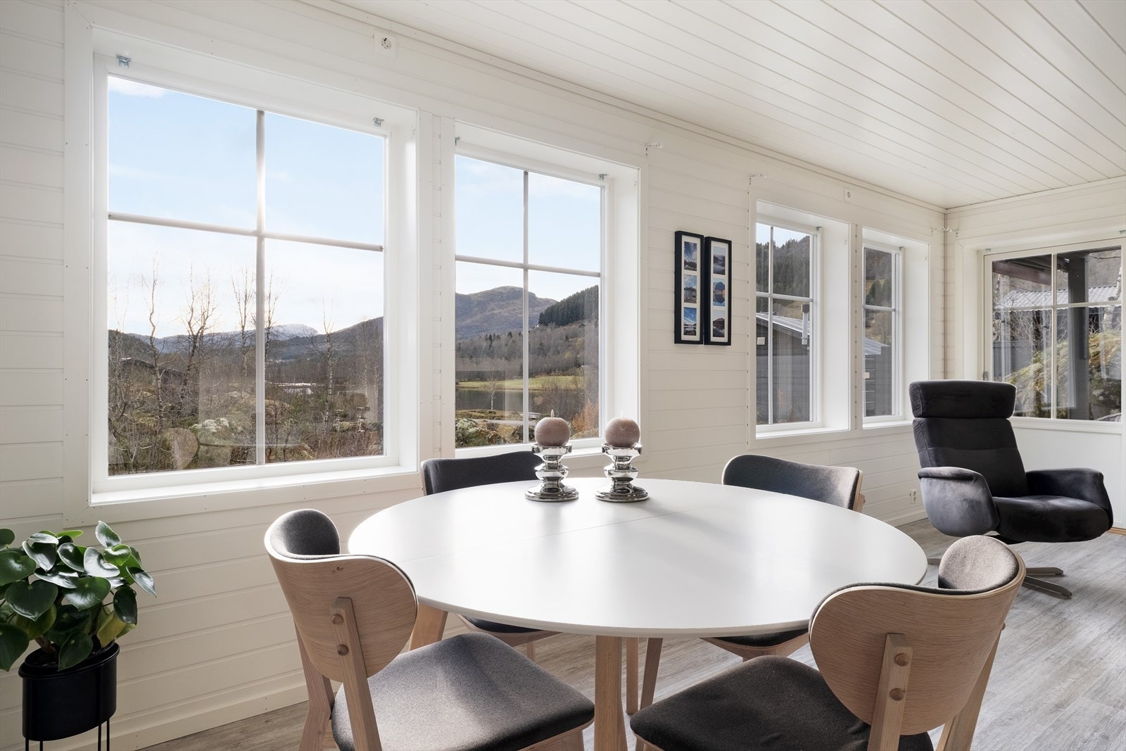 Opphaldsrommet har store vindaugsflater som slepp inn mykje naturleg lys. Galleribilde