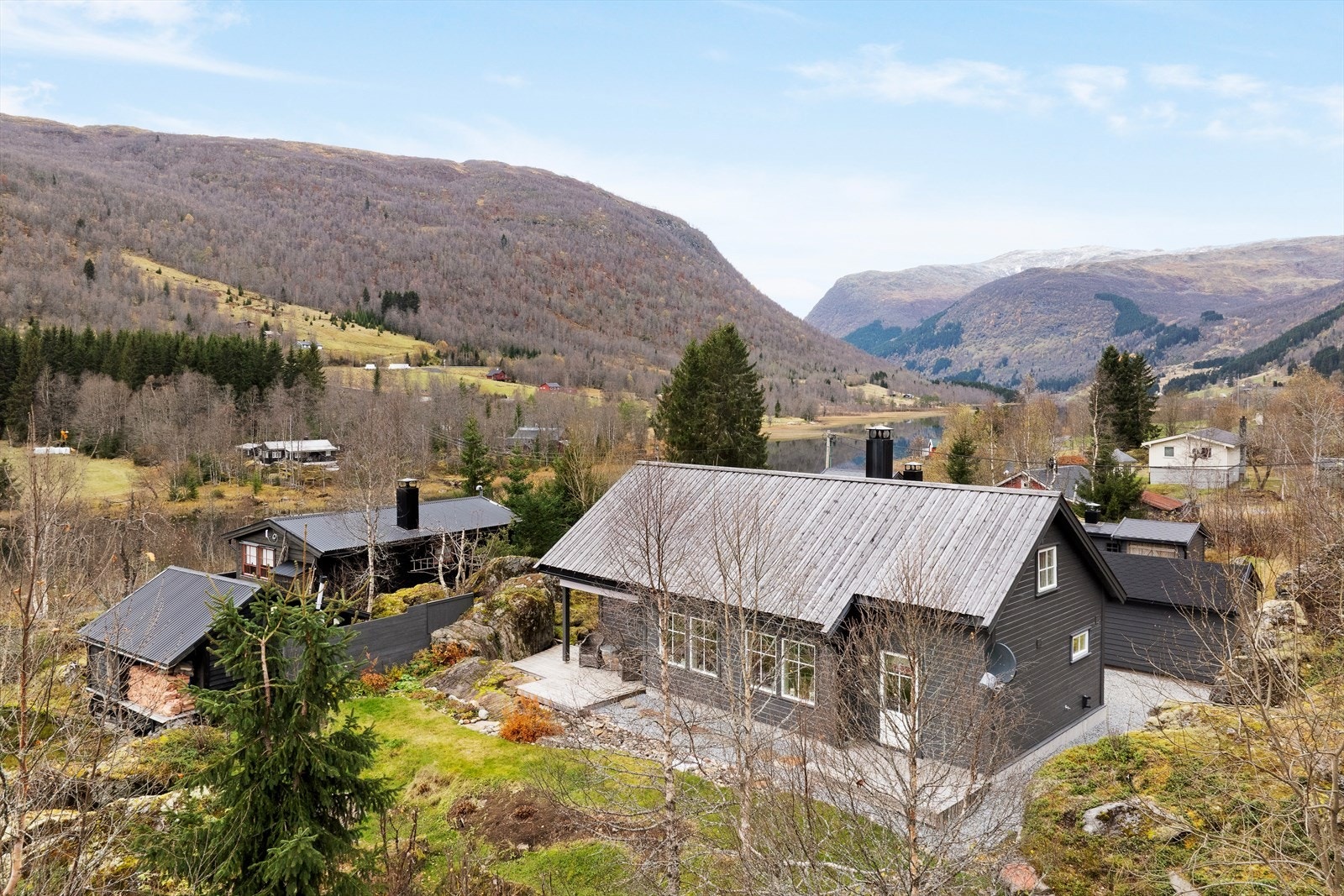 Begge tomtene er dels opparbeida og dels naturtomt. Galleribilde