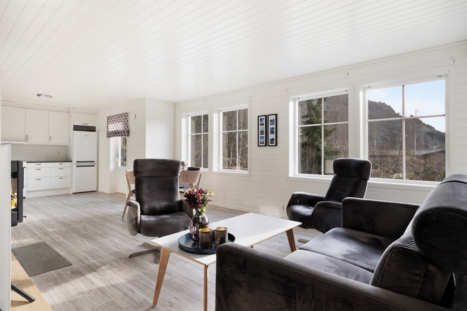 Frå stove/kjøkken har ein 2 utgangar til terrasse. Galleribilde