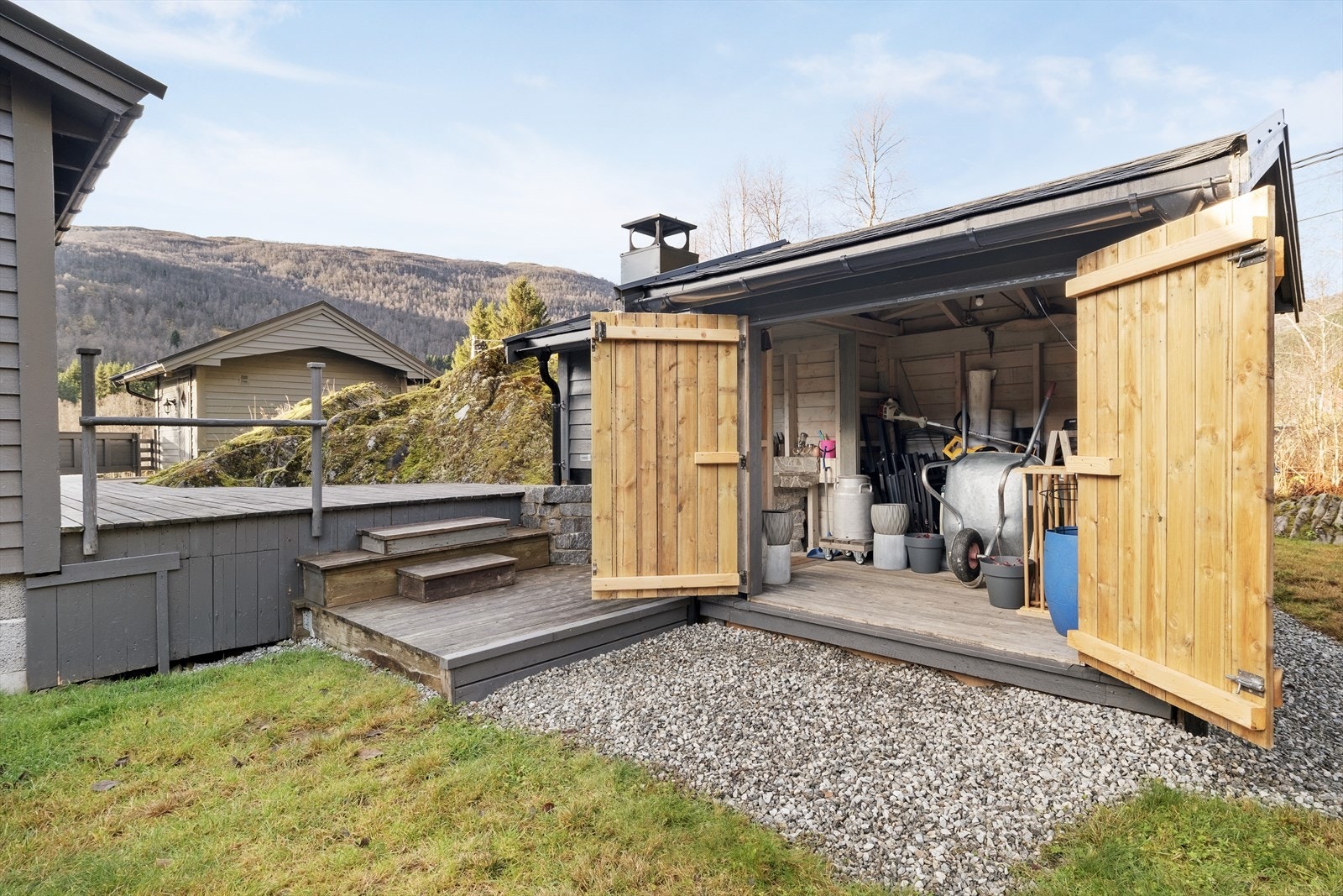 Praktisk utebod med god lagringsplass til verktøy, hagemøblar og fritidsutstyr. Galleribilde