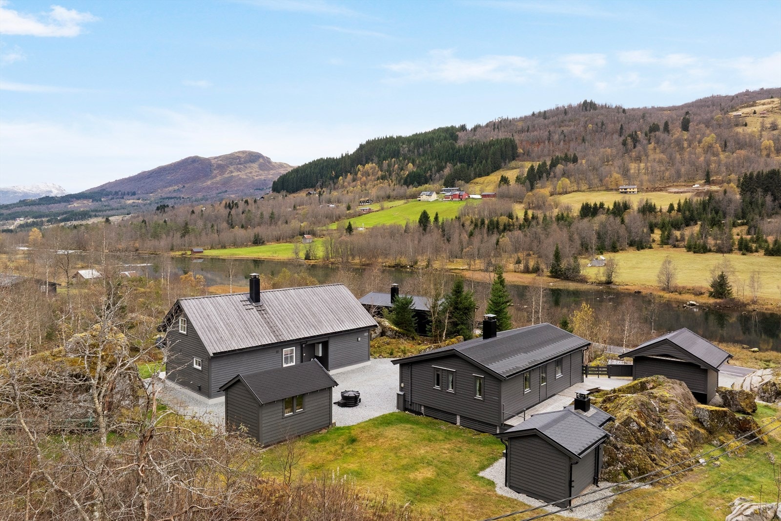 Velkommen til Dalavegen 1171/1173 med fantastisk beliggenheit på Vassenden i Sogndalsdalen. Galleribilde