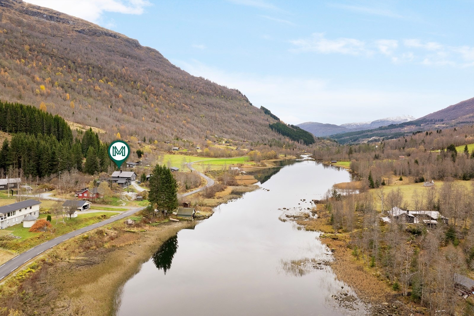 Dalavatnet ligg rett nedanfor huset, og gjev muligheit for bading, fiske og kajakk. Galleribilde