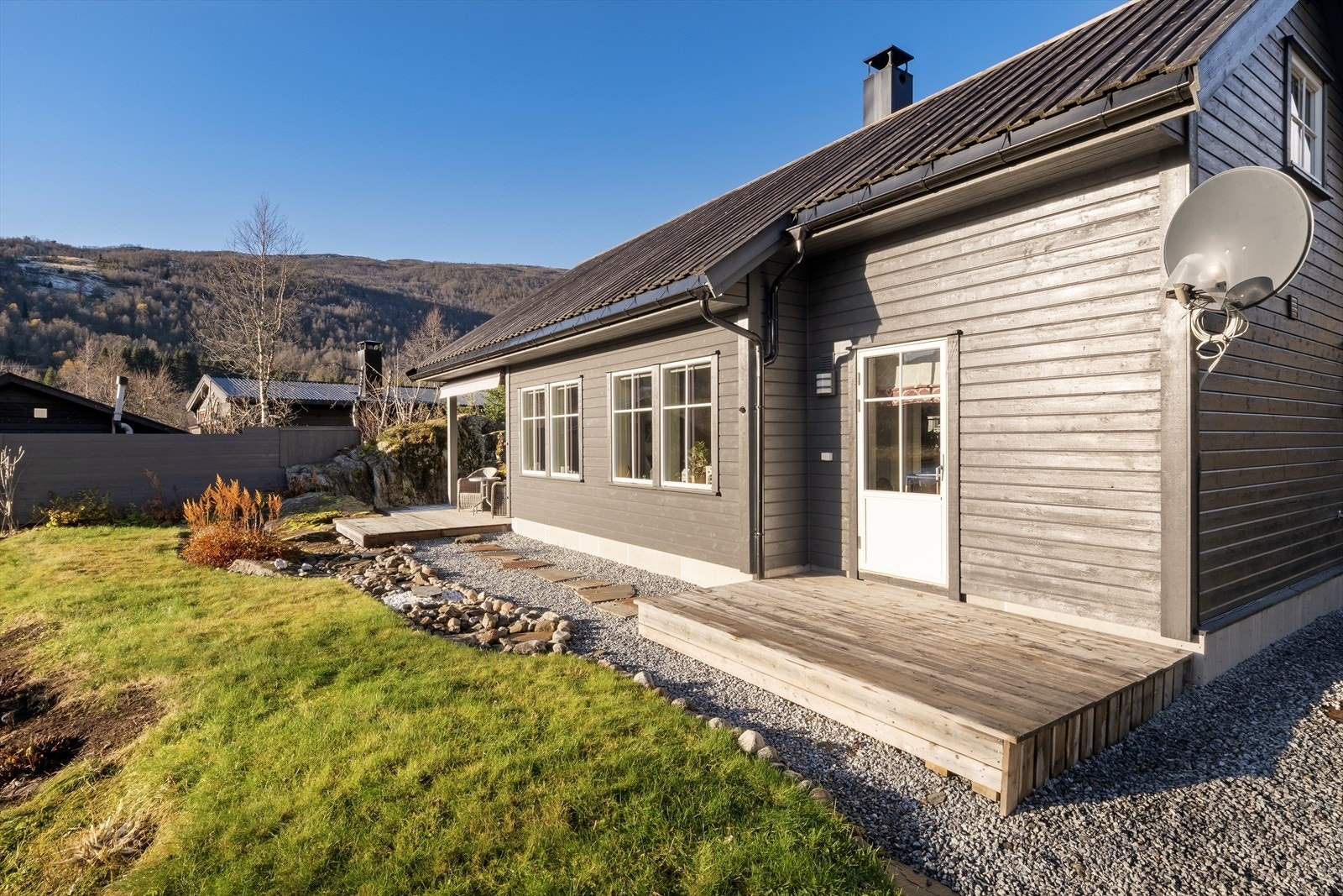 Terrasse på sørsida av hytta. Her har du potensielt sol heile året. Galleribilde
