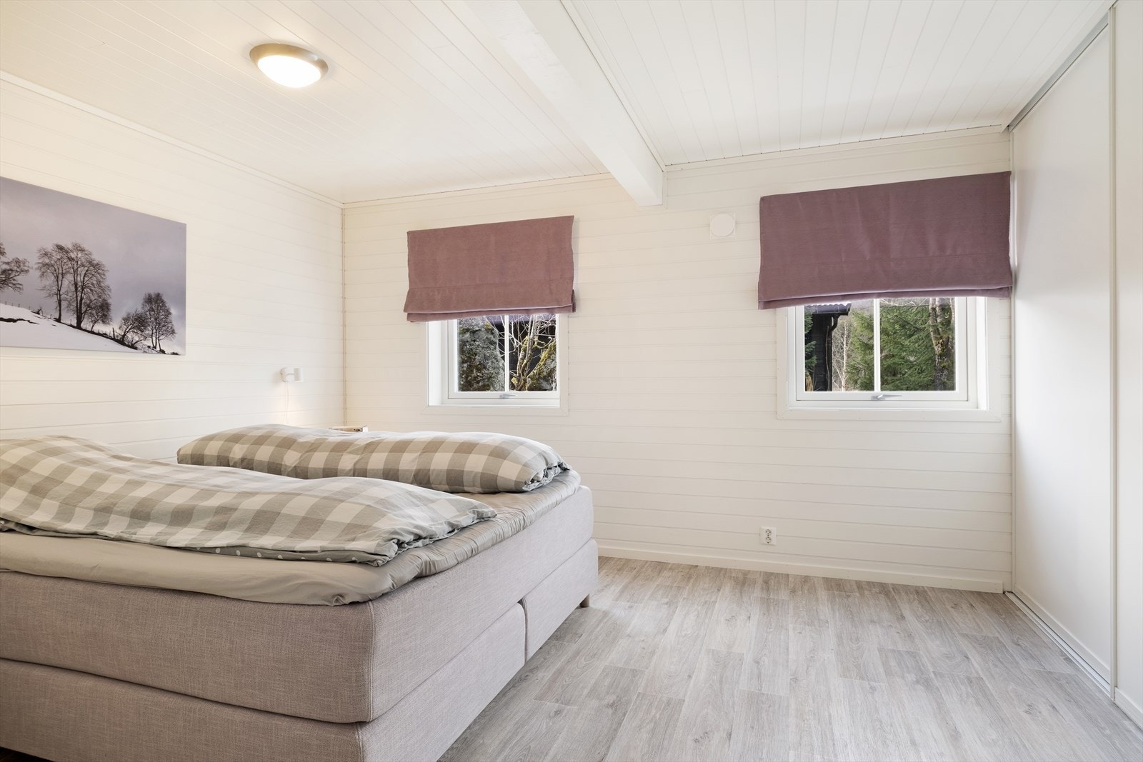 Hytta har også eit soverom med god plass til dobbeltseng samt plassbygd skyvedørsgarderobe.
Rommet kan også delast til to soverom. Galleribilde