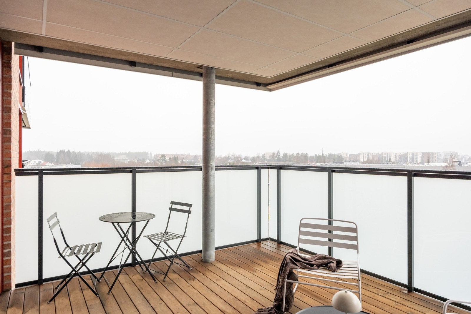 Utgang fra stue til stor solrik balkong på hele 15 kvm. Galleribilde