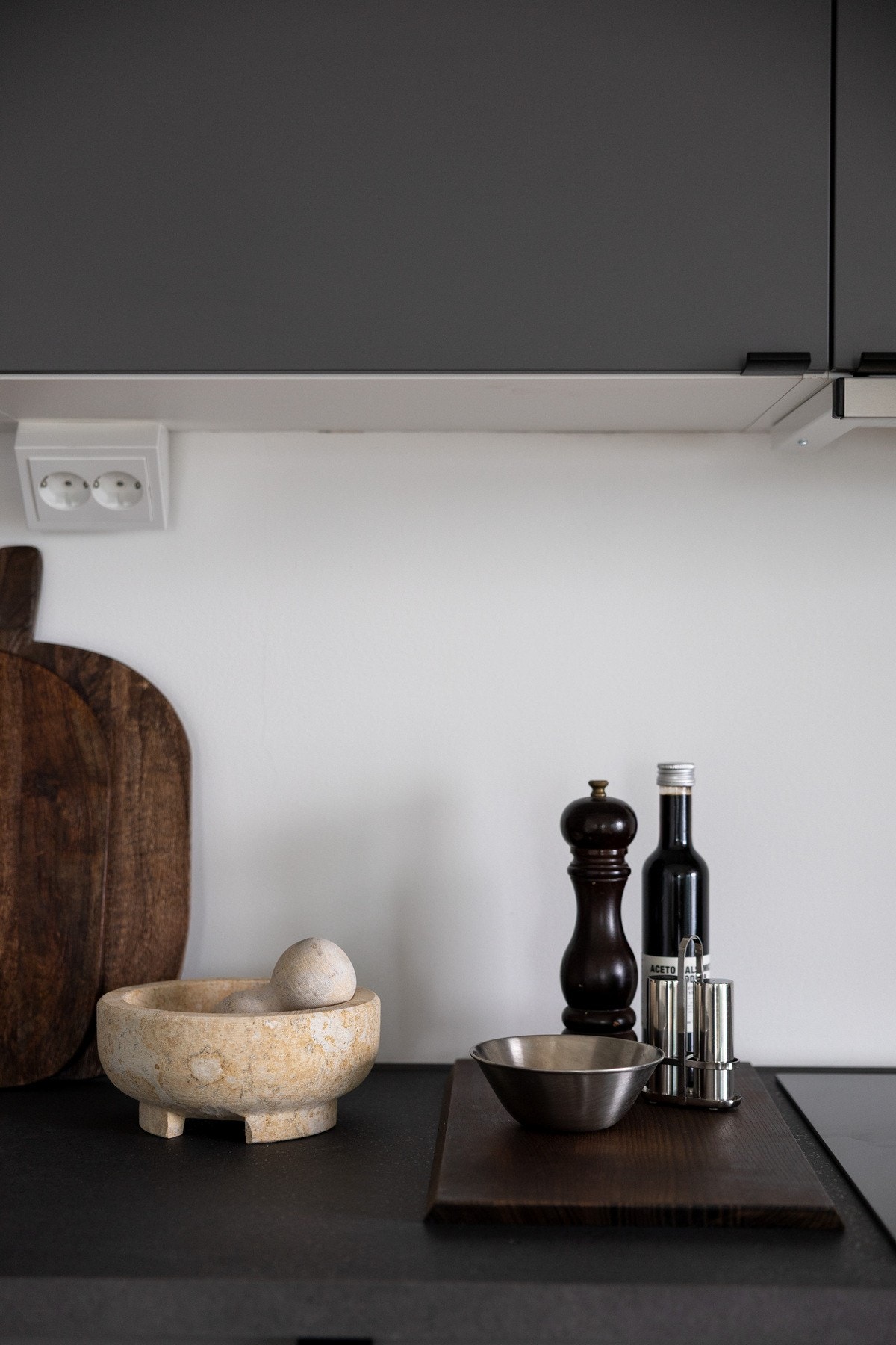 Over kjøkkenskap er det innkassing av ventilasjonskanal for avtrekksvifte. Galleribilde