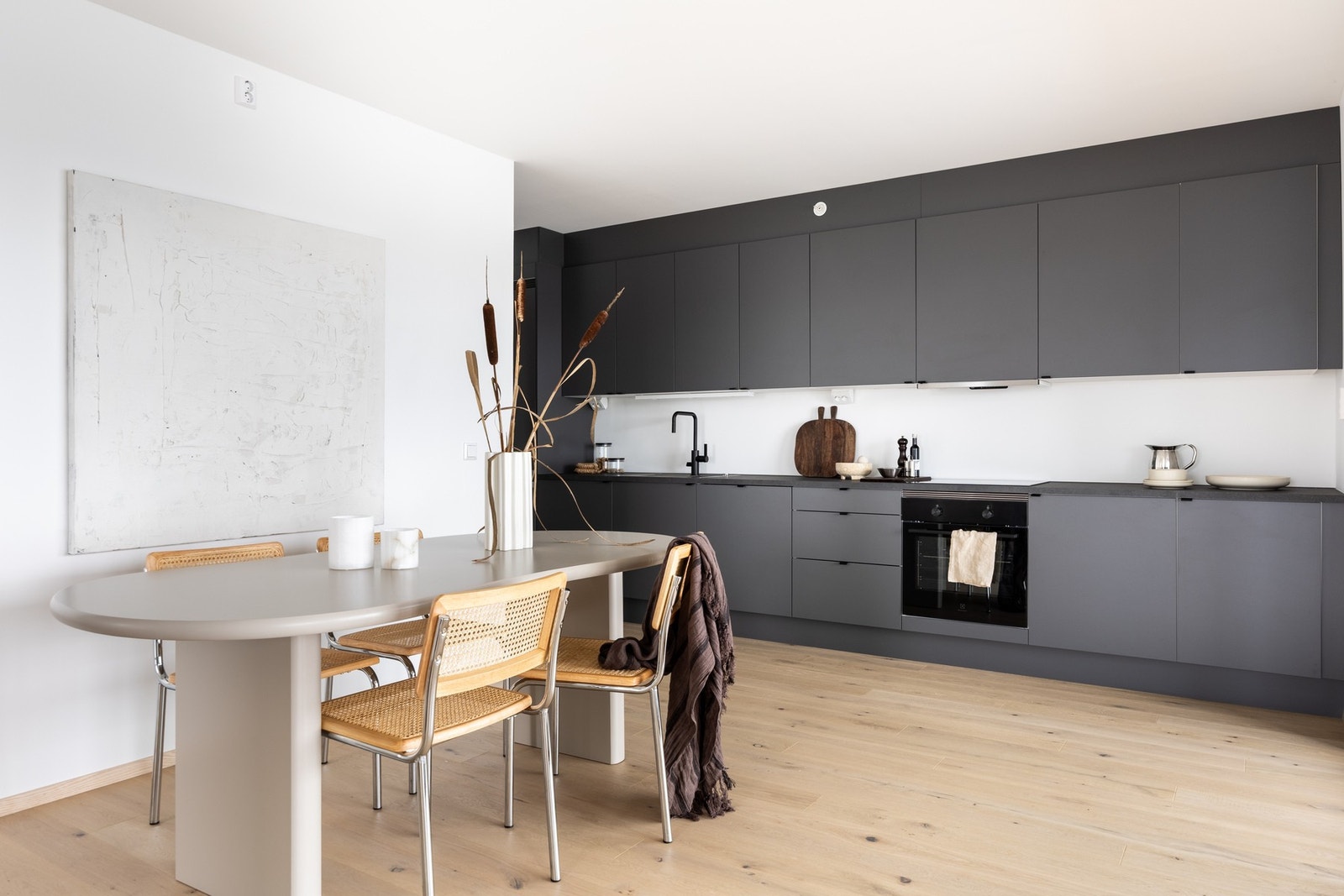 Stilrent Sigdal kjøkken med mørke fronter. Galleribilde