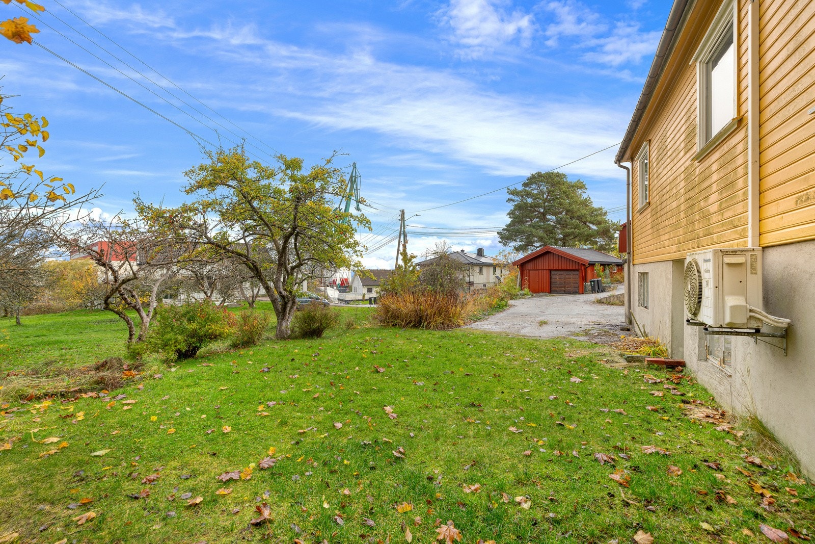 Boligen liger på en stor tomt, 1395 kvm Galleribilde