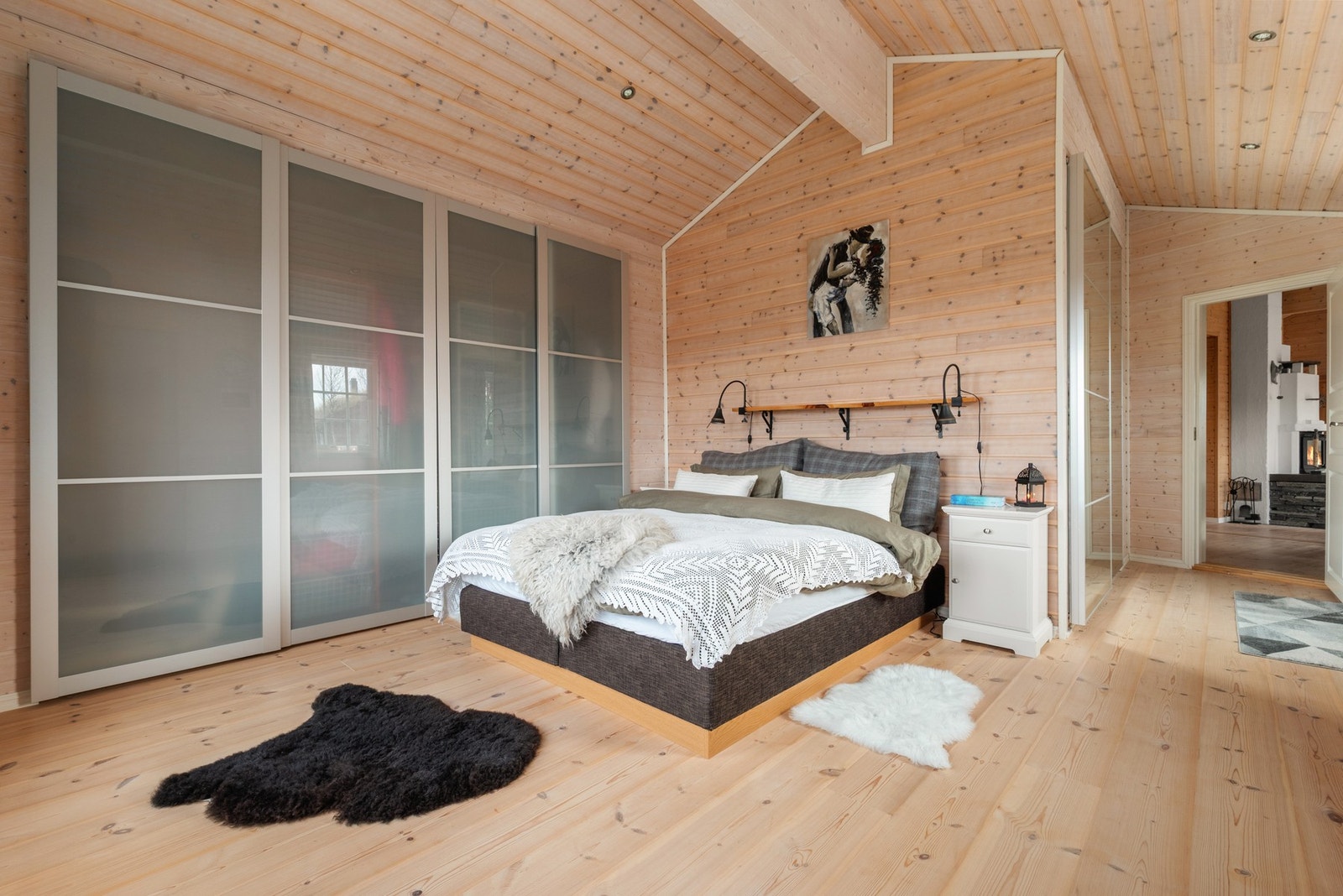 Hovedsoverommet er på 19m². Godt med lagringsplass i to skyvedørsgarderober. Galleribilde