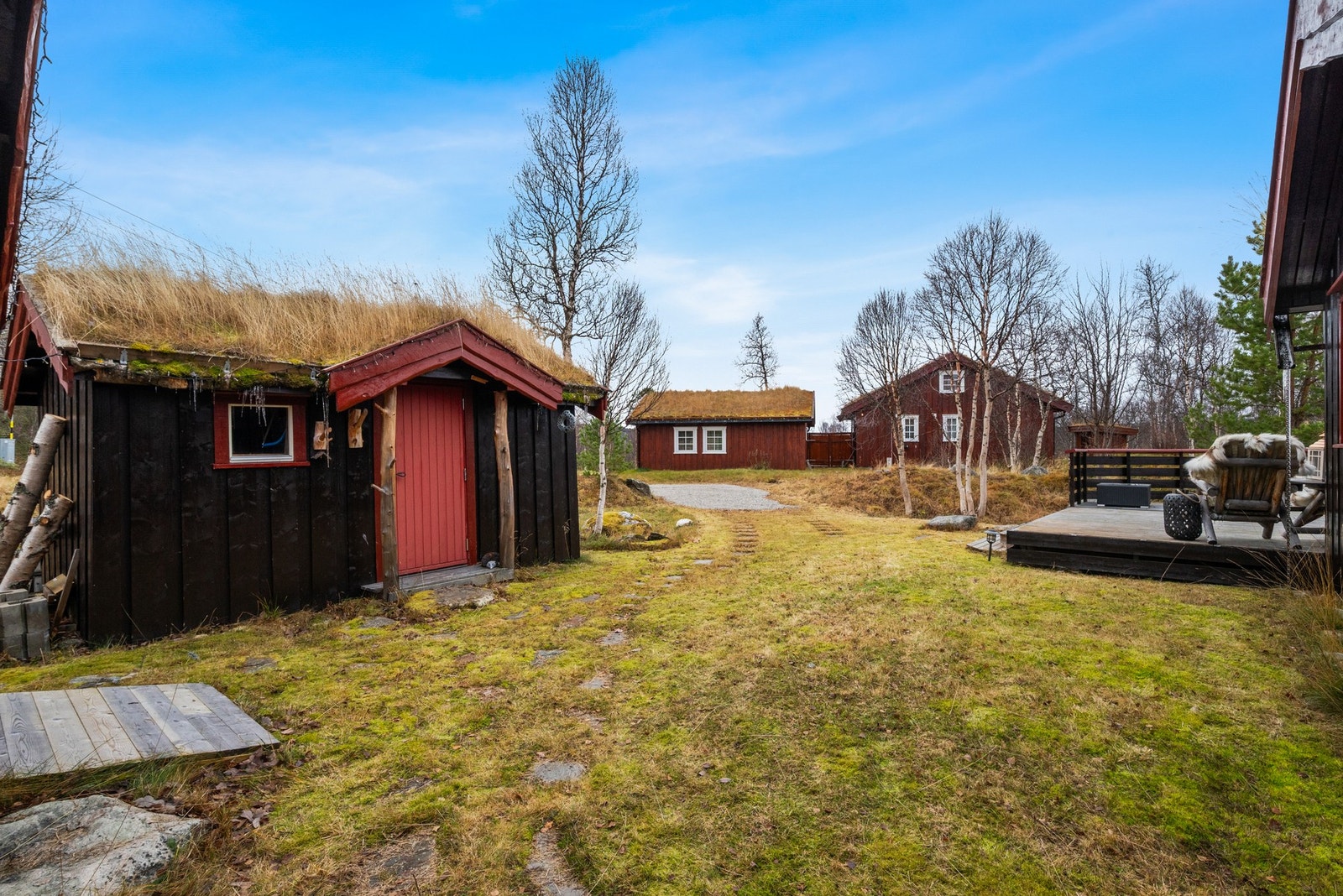 Utvendig er det anneks og uthus med bodlagring. Galleribilde